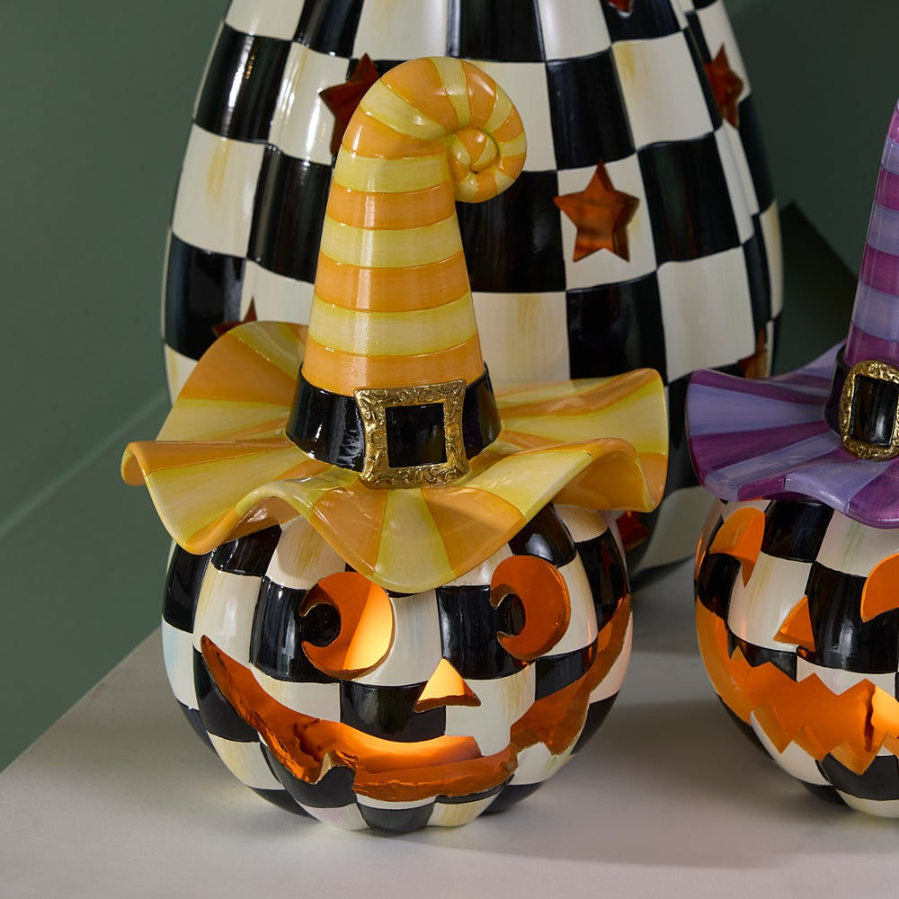 Dekorace halloweenská svítící dýně Happy Jack se žlutým kloboukem s kostkovaným vzorem, Waterfall Bathrooms.