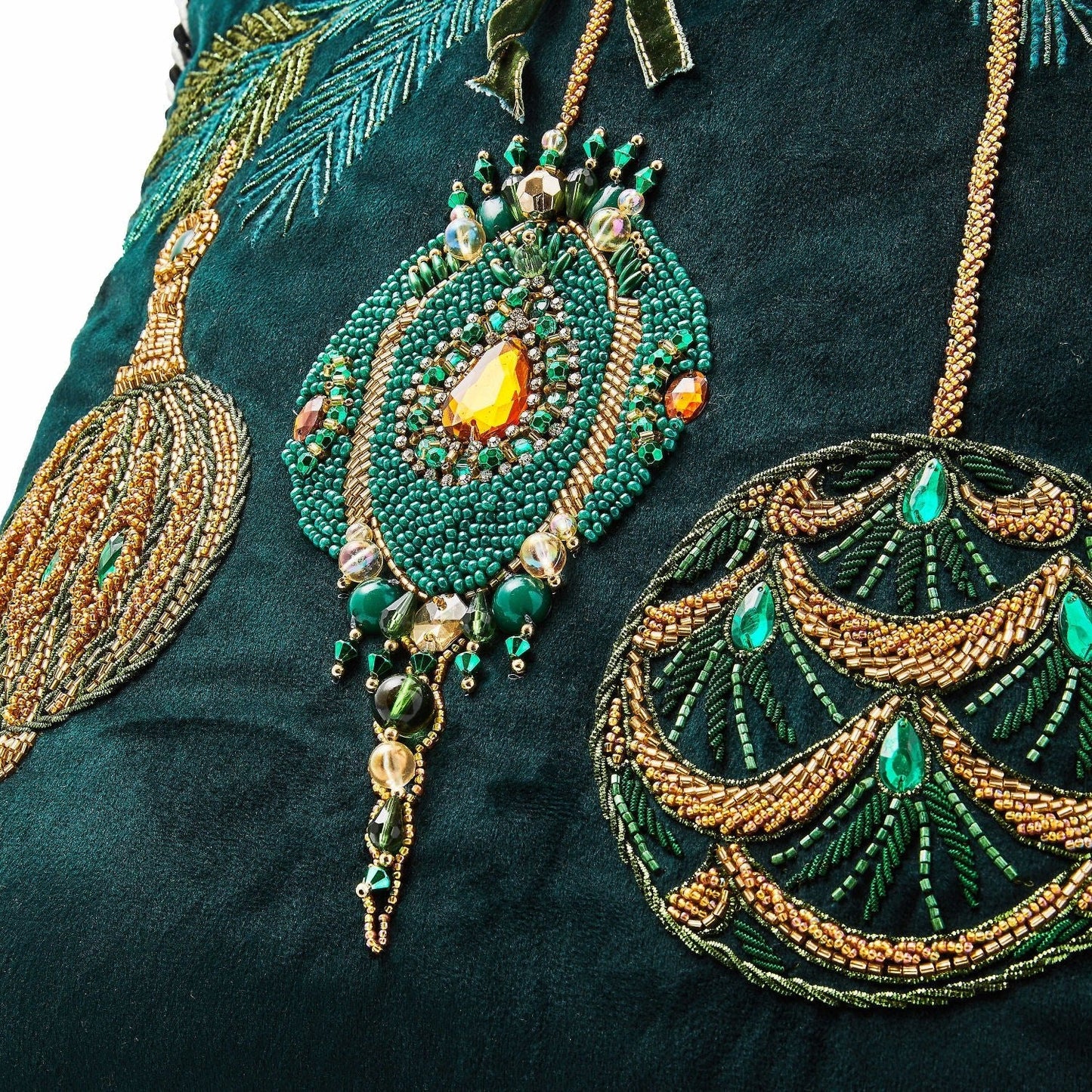 Luxusní smaragdově zelený sametový polštář Emerald Ornaments s bohatou dekorativní výšivkou přináší do interiéru výjimečnou eleganci - Waterfall Bathrooms