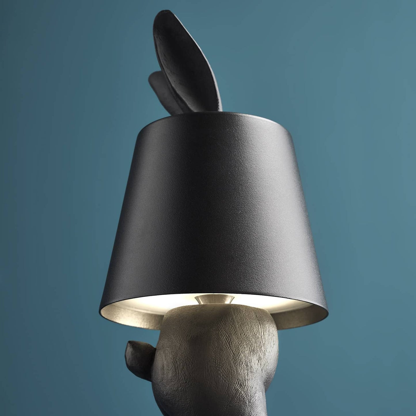 Luxusní designová bezdrátová stolní lampa Hiding Rabbit v matně černé barvě představuje elegantní a originální osvětlení interiéru - Waterfall Bathrooms