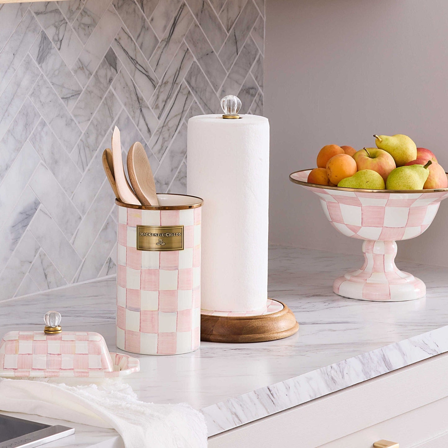 MacKenzie-Childs Držák na papírové utěrky Rosy Check, ručně malovaný smalt a akáciové dřevo, růžové kostky, Waterfall Bathrooms