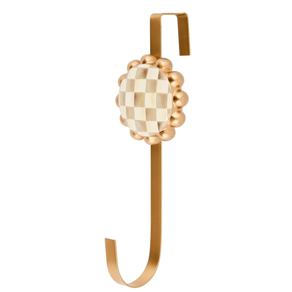 Luxusní kovový držák na věnec s hnědými kostkami Mocha Check Wreath Hanger MacKenzie-Childs Waterfall Bathrooms