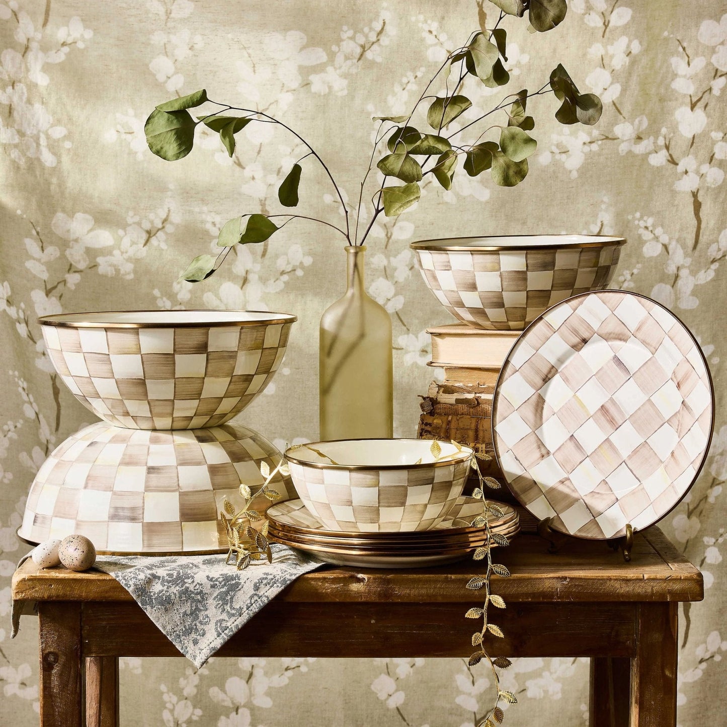 Extra velká ocelová kuchyňská mísa s ručně malovanými hnědými kostkami Mocha Check Extra Large Everyday Bowl MacKenzie-Childs Waterfall Bathrooms