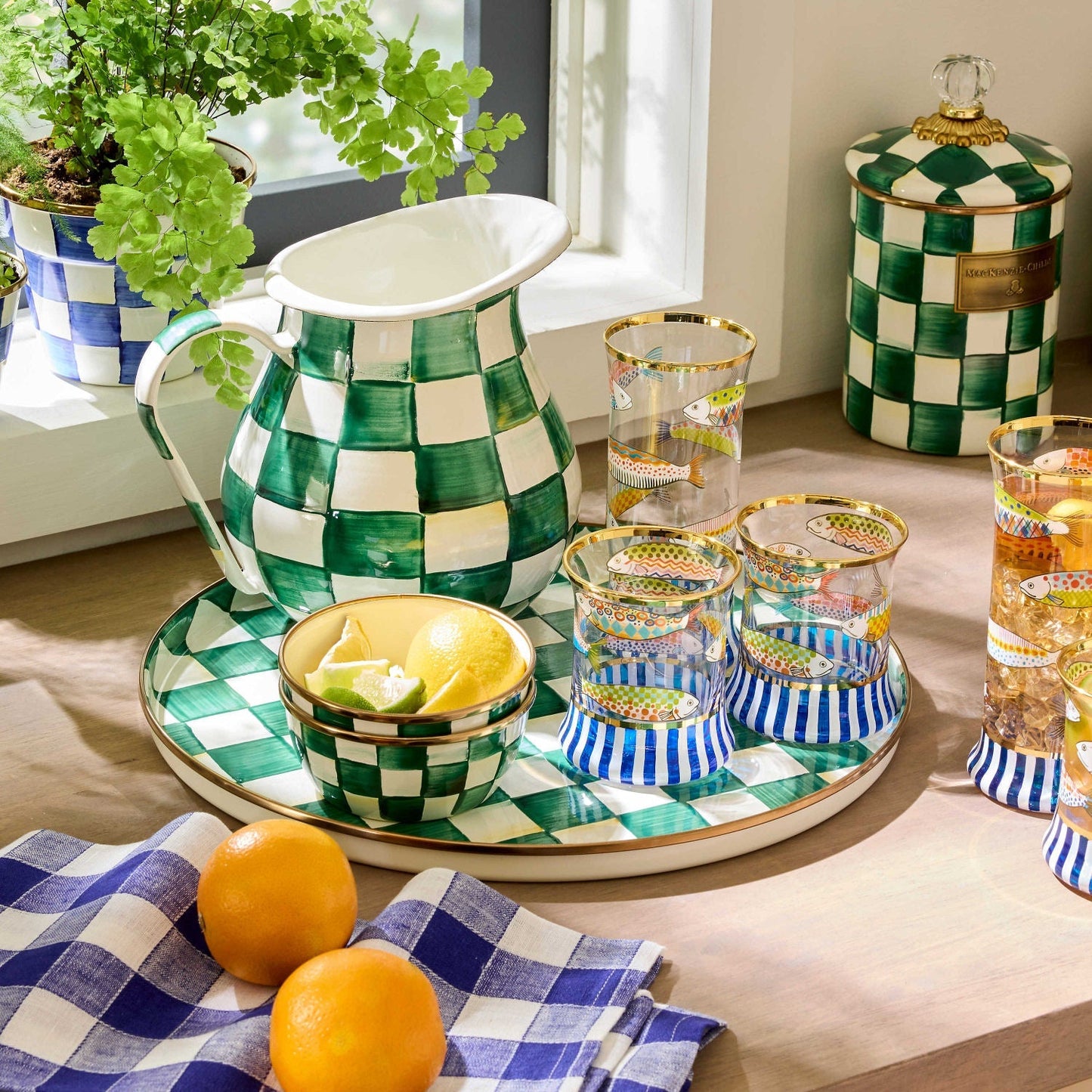 Kulatý tác Emerald Check od MacKenzie-Childs, smaltovaná ocel, zelený kostkovaný vzor s bronzovým okrajem, Waterfall Bathrooms.