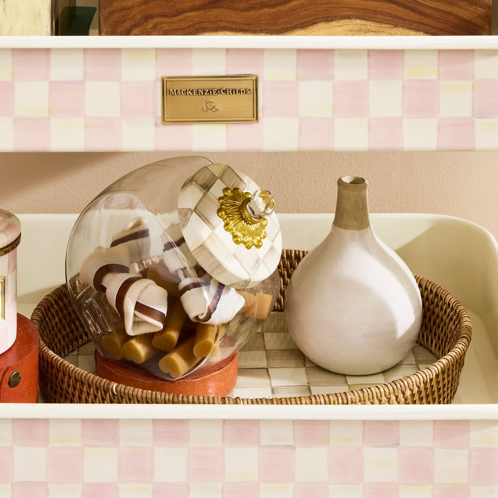 Luxusní kulatý kostkovaný servírovací podnos MacKenzie-Childs Mocha Check ze smaltované oceli s ratanovým okrajem Waterfall Bathrooms