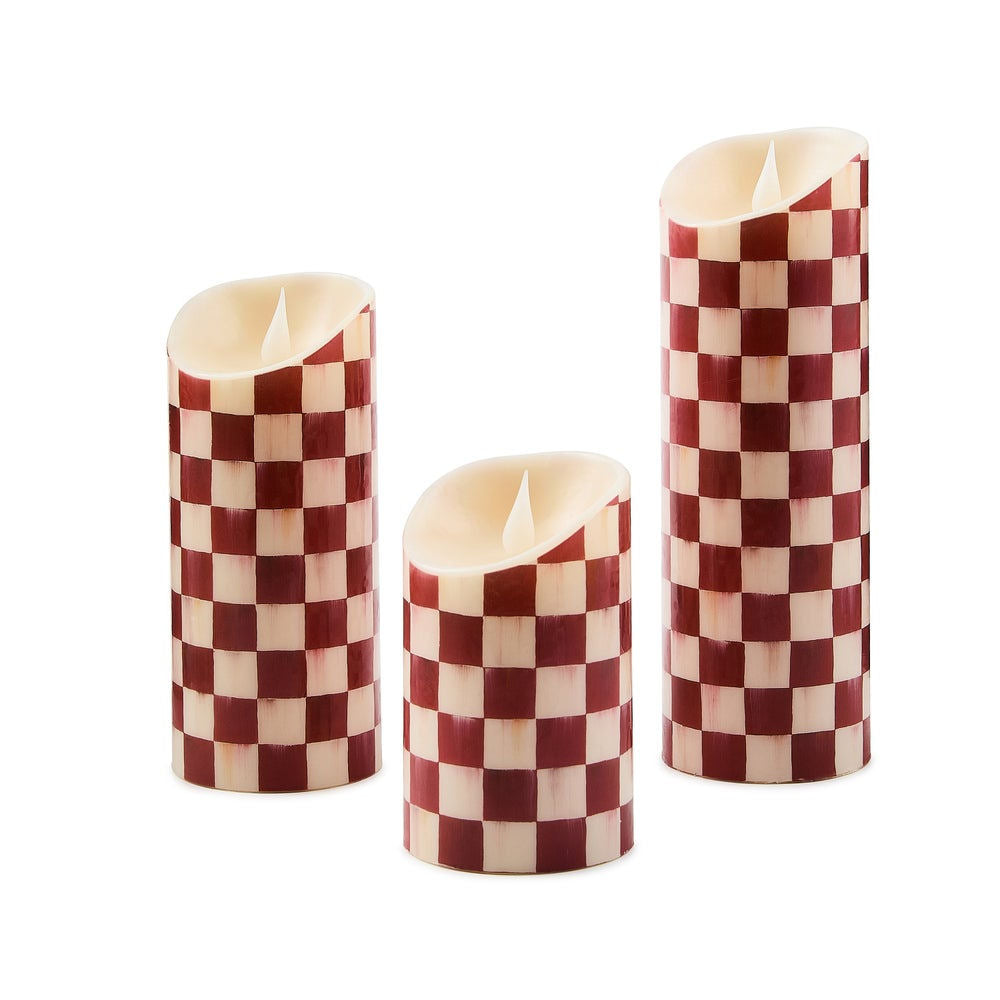 Luxusní malá bezplamenná LED svíčka MacKenzie-Childs Cherry Check s červenou šachovnicí a dálkovým ovládáním Waterfall Bathrooms