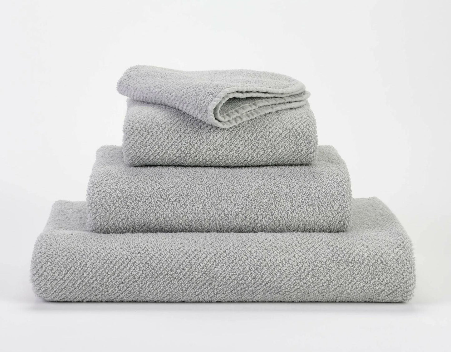 Luxusní platinově šedý ručník 992 Platinum ze 100% egyptské bavlny Giza 70 s texturou Twill Waterfall Bathrooms