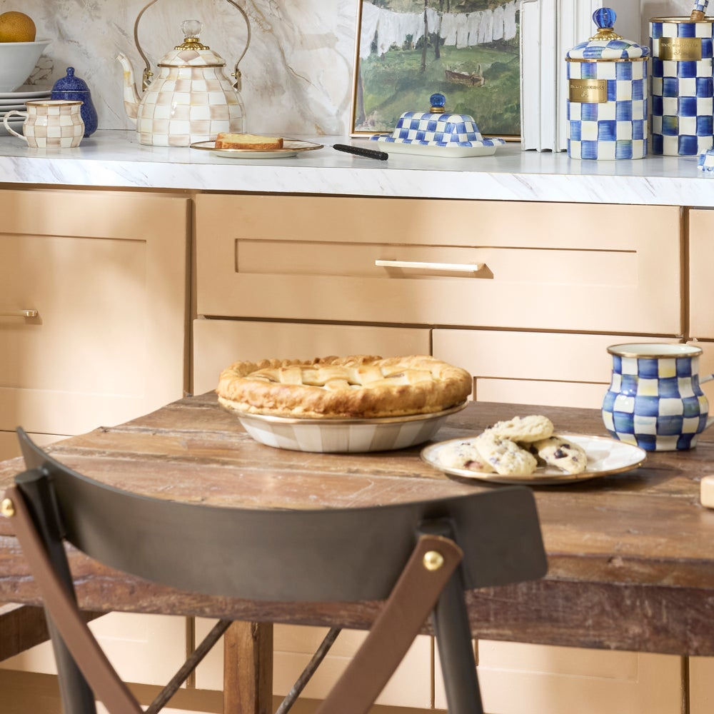 Luxusní smaltovaná koláčová forma MacKenzie-Childs Mocha Check hnědo-bílý vzor Waterfall Bathrooms
