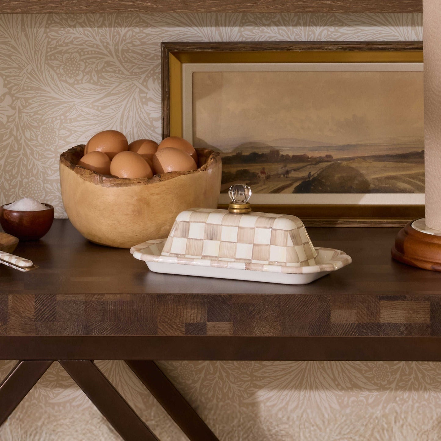 Máslenka Mocha Check od MacKenzie-Childs, ručně malovaná, kávový kostkovaný vzor, Waterfall Bathrooms.
