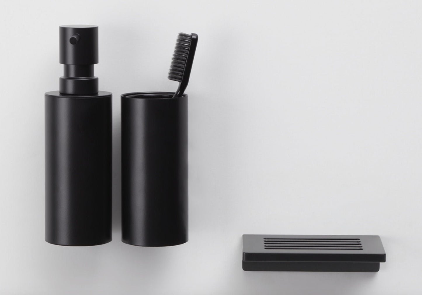 Luxusní nástěnný dávkovač mýdla MIKADO od Decor Walther, matná černá povrchová úprava, Waterfall Bathrooms.
