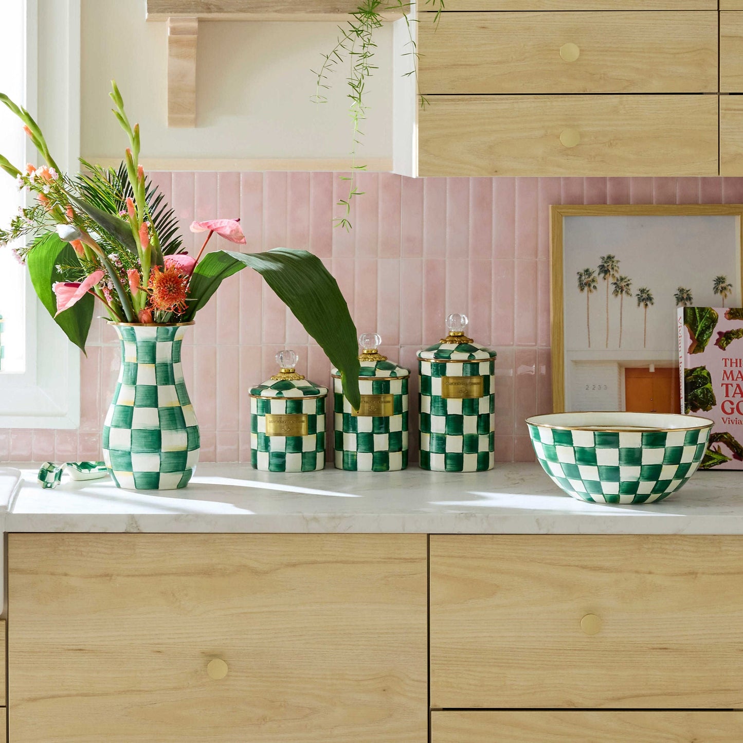 Sada smaltovaných dóz Emerald Check od MacKenzie-Childs se smaragdovým kostkovaným vzorem a skleněnými úchytkami, Waterfall Bathrooms.