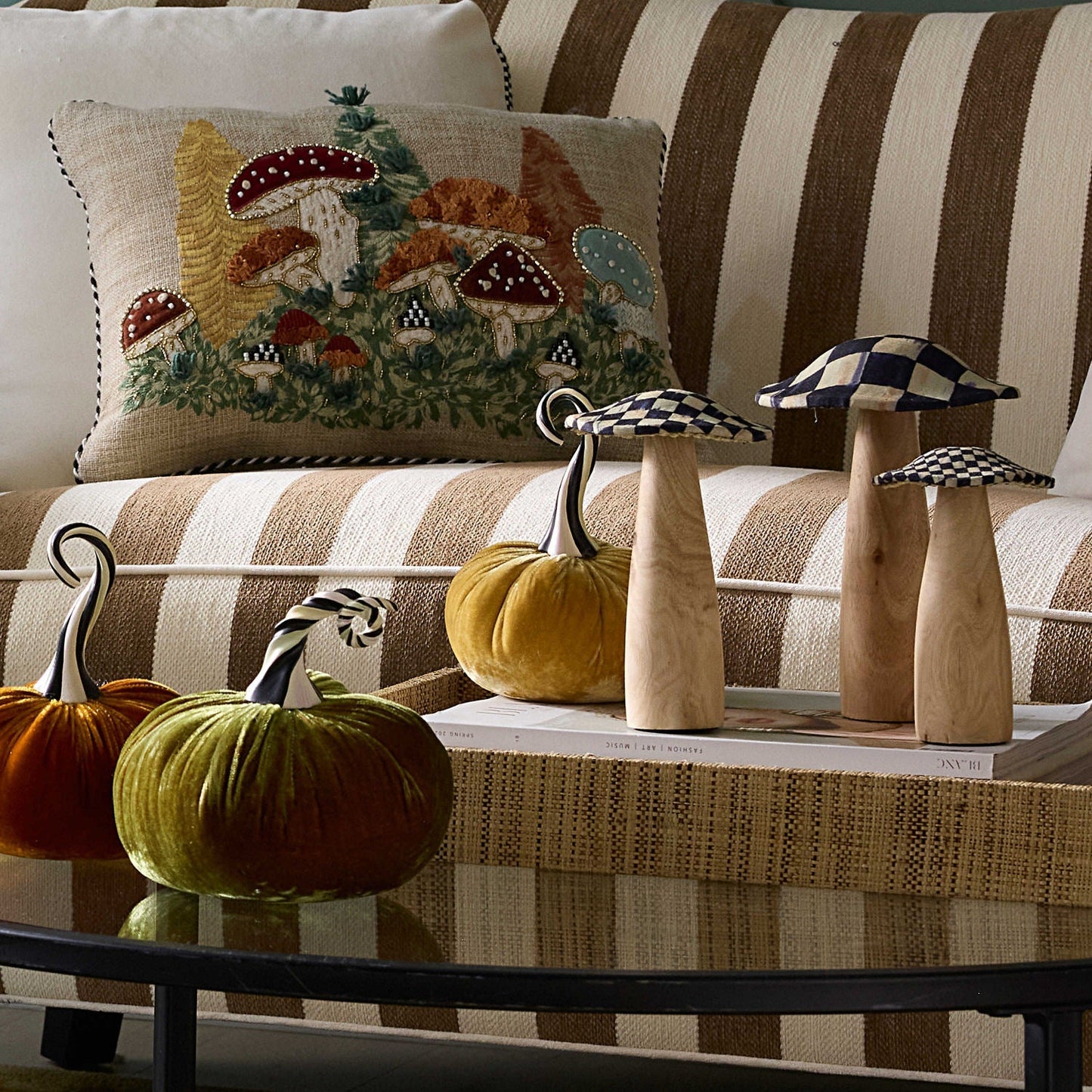 Sametová dýně Autumnology Coffee Twisted Stem od MacKenzie-Childs, kávově zbarvená se stonkem Courtly Stripe, Waterfall Bathrooms