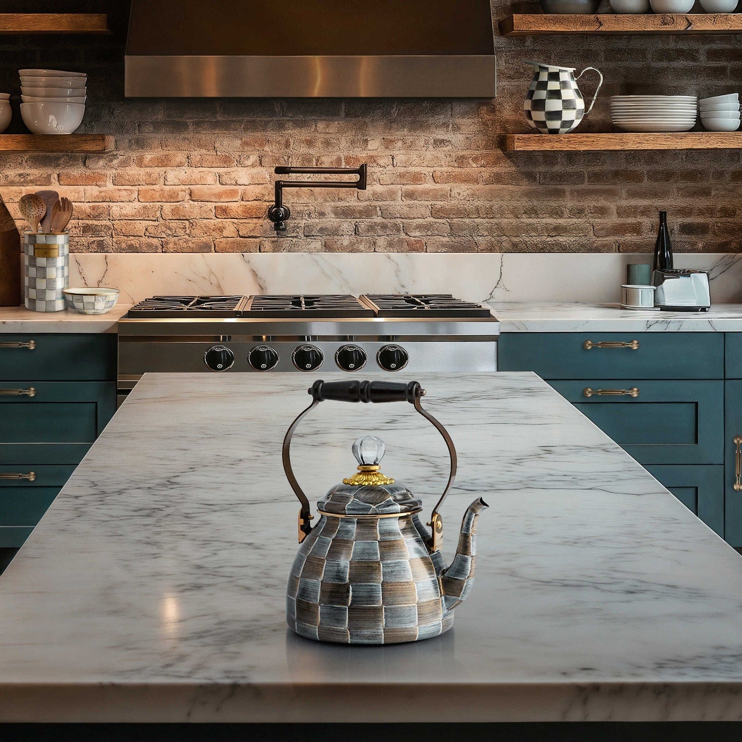 Čajová konvice Sophisticheck od MacKenzie-Childs, s šedými a bronzovými kostkami, dřevěnou rukojetí a čirým skleněným úchytem, Waterfall Bathrooms.