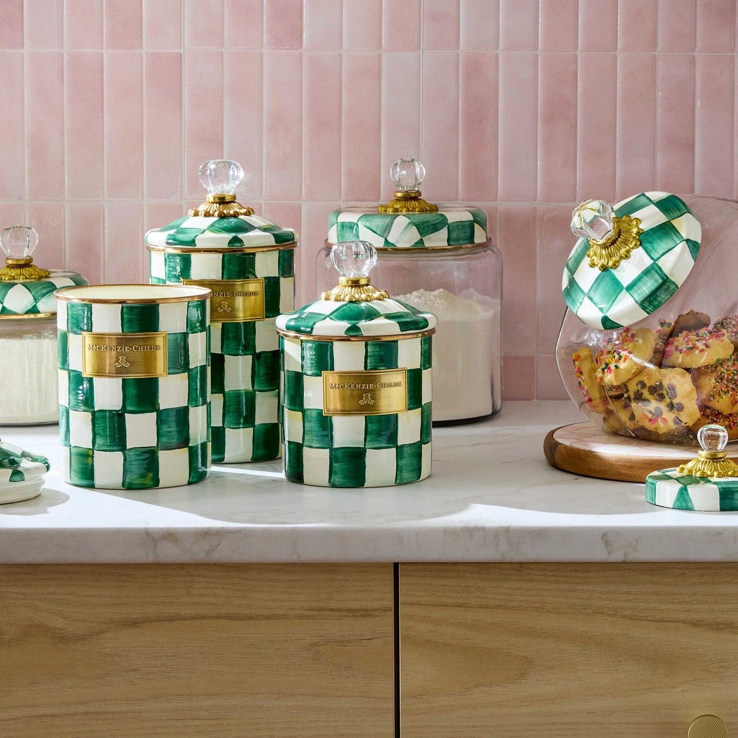 Střední kuchyňská dóza Emerald Check od MacKenzie-Childs se zeleným kostkovaným vzorem, Waterfall Bathrooms.
