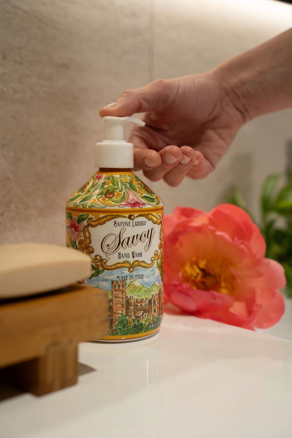 Tekuté mýdlo na ruce Rudy Profumi Savoy, s gurmánskou vůní Lískového Oříšku a Mandle, 500 ml, Waterfall Bathrooms.