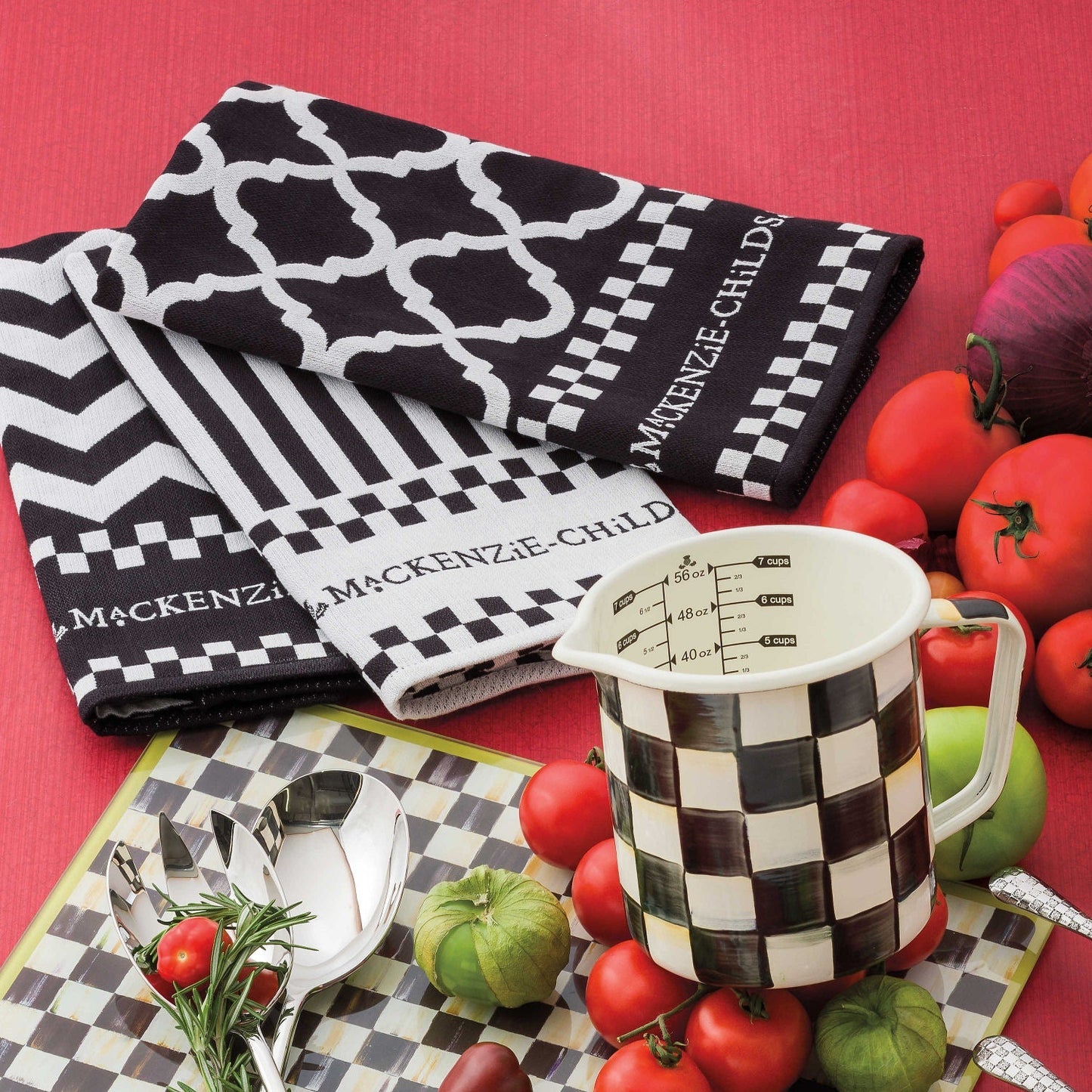 Sada tří utěrek Black & White Zig Zag od MacKenzie-Childs, s černobílými vzory klikatých čar, pruhů a argylu, Waterfall Bathrooms.