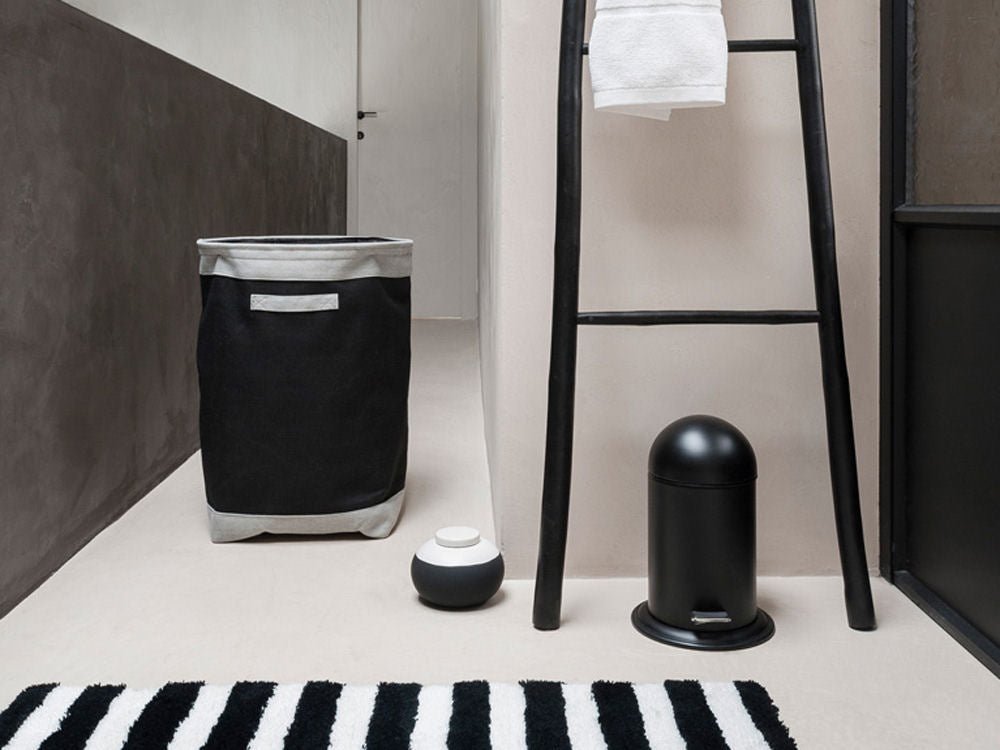 Luxusní matně černý nášlapný odpadkový koš Aquanova Ona o objemu 3 l představuje elegantní a praktický doplněk do moderní koupelny. - Waterfall Bathrooms