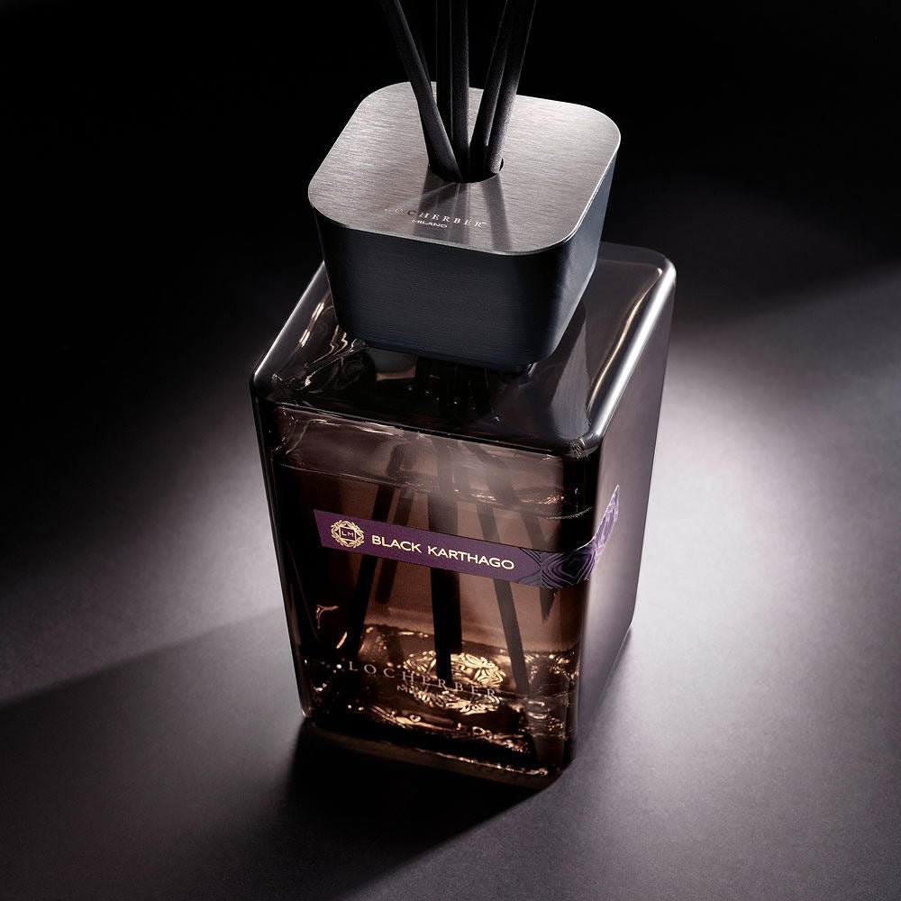 Aroma difuzér Black Karthago od Locherber Milano, vůně grapefruit, datle, vanilka, design Skyline Collection, Waterfall Bathrooms.