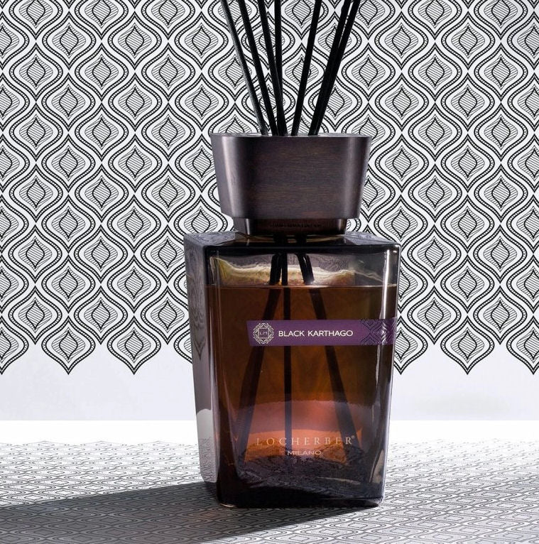 Aroma difuzér Black Karthago od Locherber Milano, vůně grapefruit, datle, vanilka, design Skyline Collection, Waterfall Bathrooms.