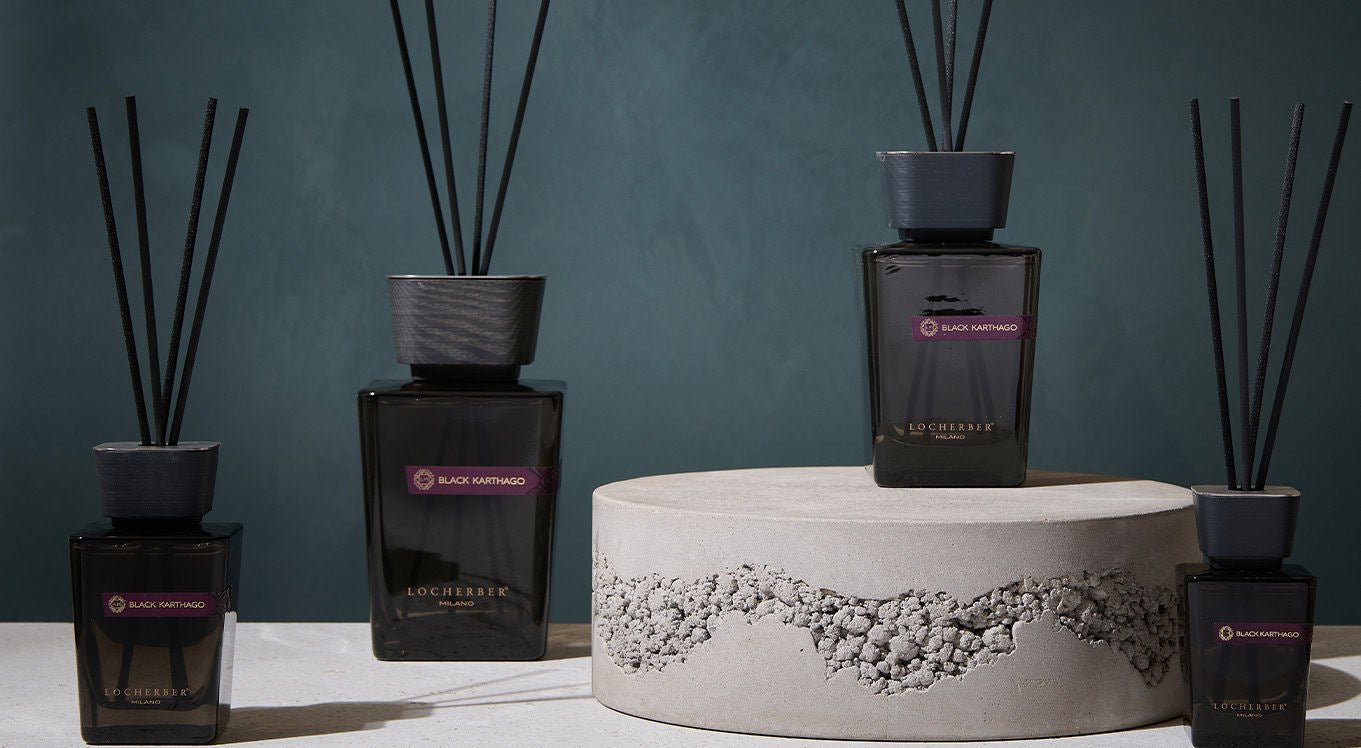 Aroma difuzér Black Karthago od Locherber Milano, vůně grapefruit, datle, vanilka, design Skyline Collection, Waterfall Bathrooms.