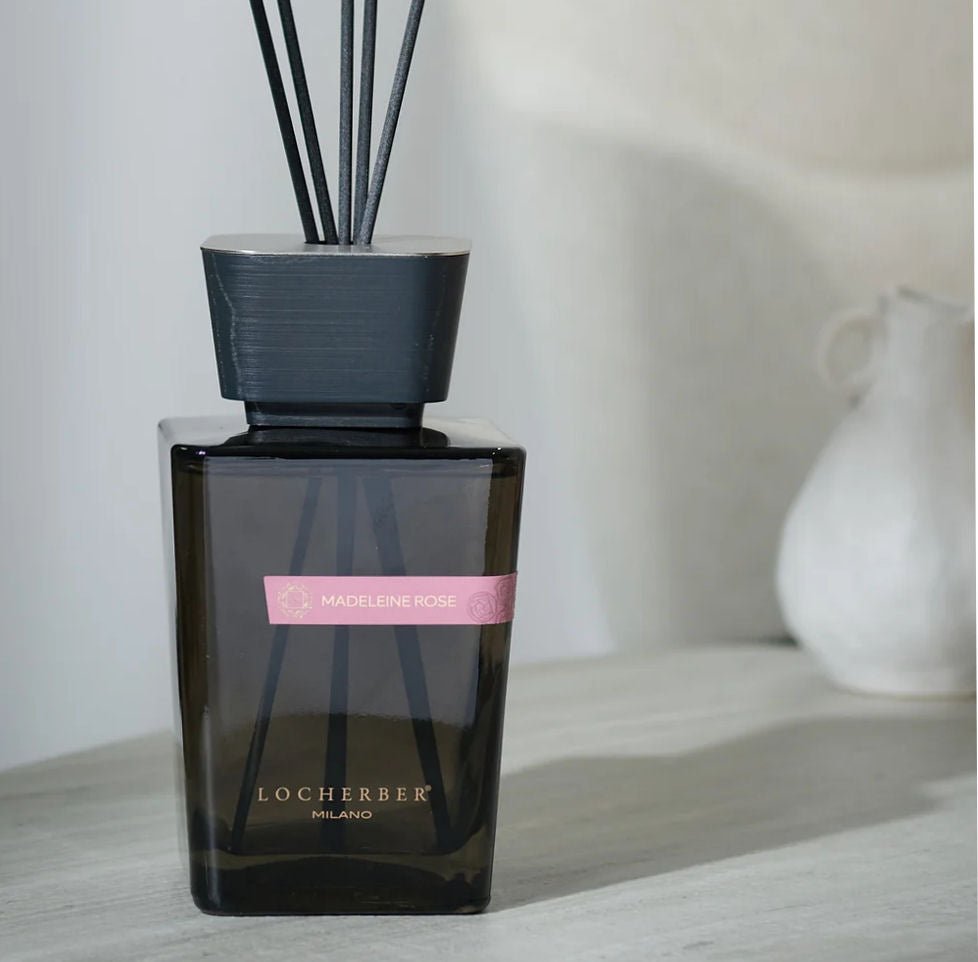 Aroma difuzér Madeleine Rose od Locherber Milano, vůně damašská růže, jahoda, eukalyptus a vanilka, Waterfall Bathrooms.