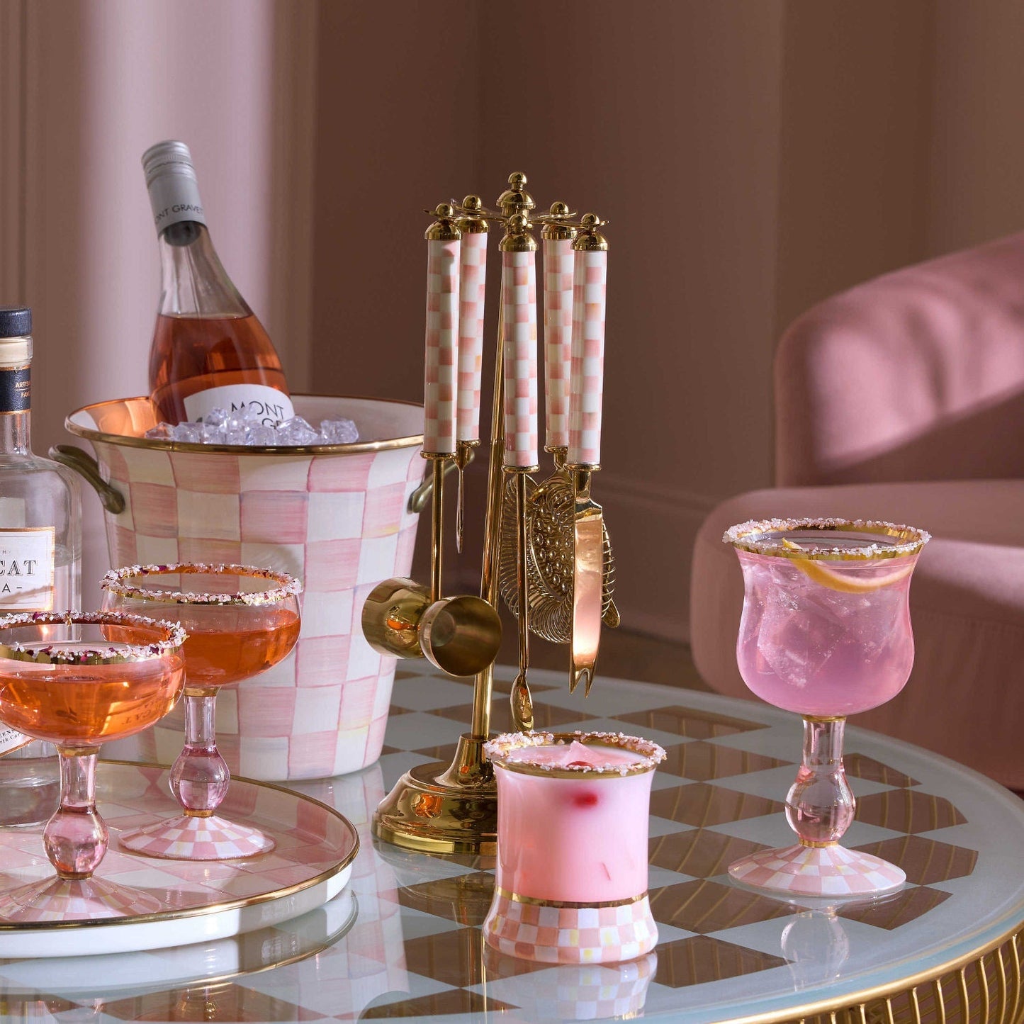 Barmanský set Rosy Check 3260 Gold od MacKenzie-Childs, zlatá nerezová ocel, růžový kostkovaný vzor Rosy Check na rukojetích, stojan.
