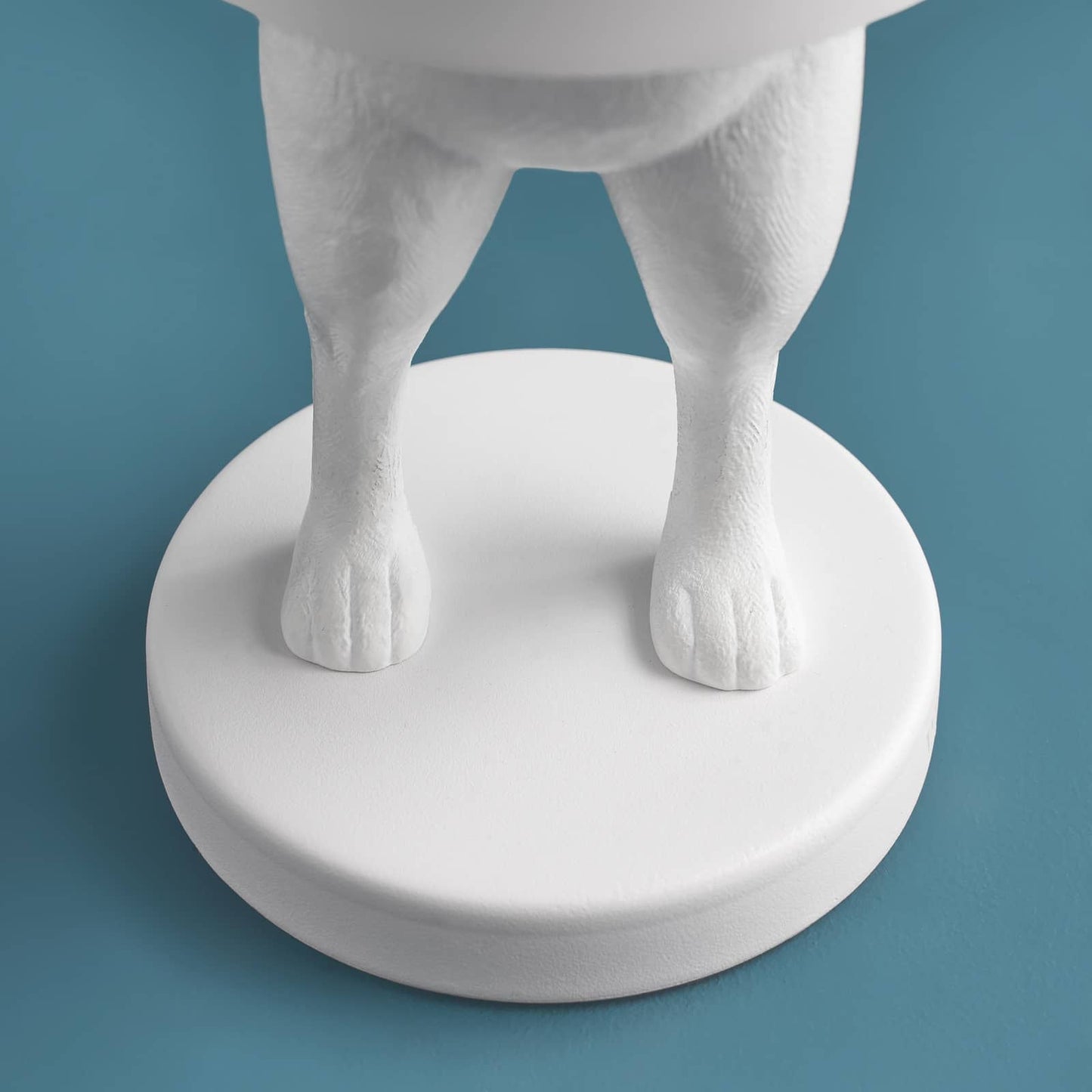 Bezdrátová stolní LED lampa Hiding Rabbit z kvalitního polyresinu v matně bílém provedení od prestižní značky WERNS - Waterfall Bathrooms