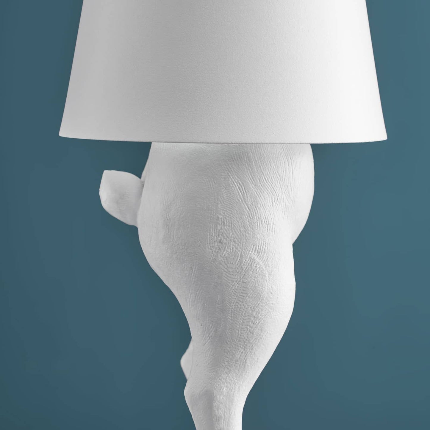 Bezdrátová stolní LED lampa Hiding Rabbit z kvalitního polyresinu v matně bílém provedení od prestižní značky WERNS - Waterfall Bathrooms