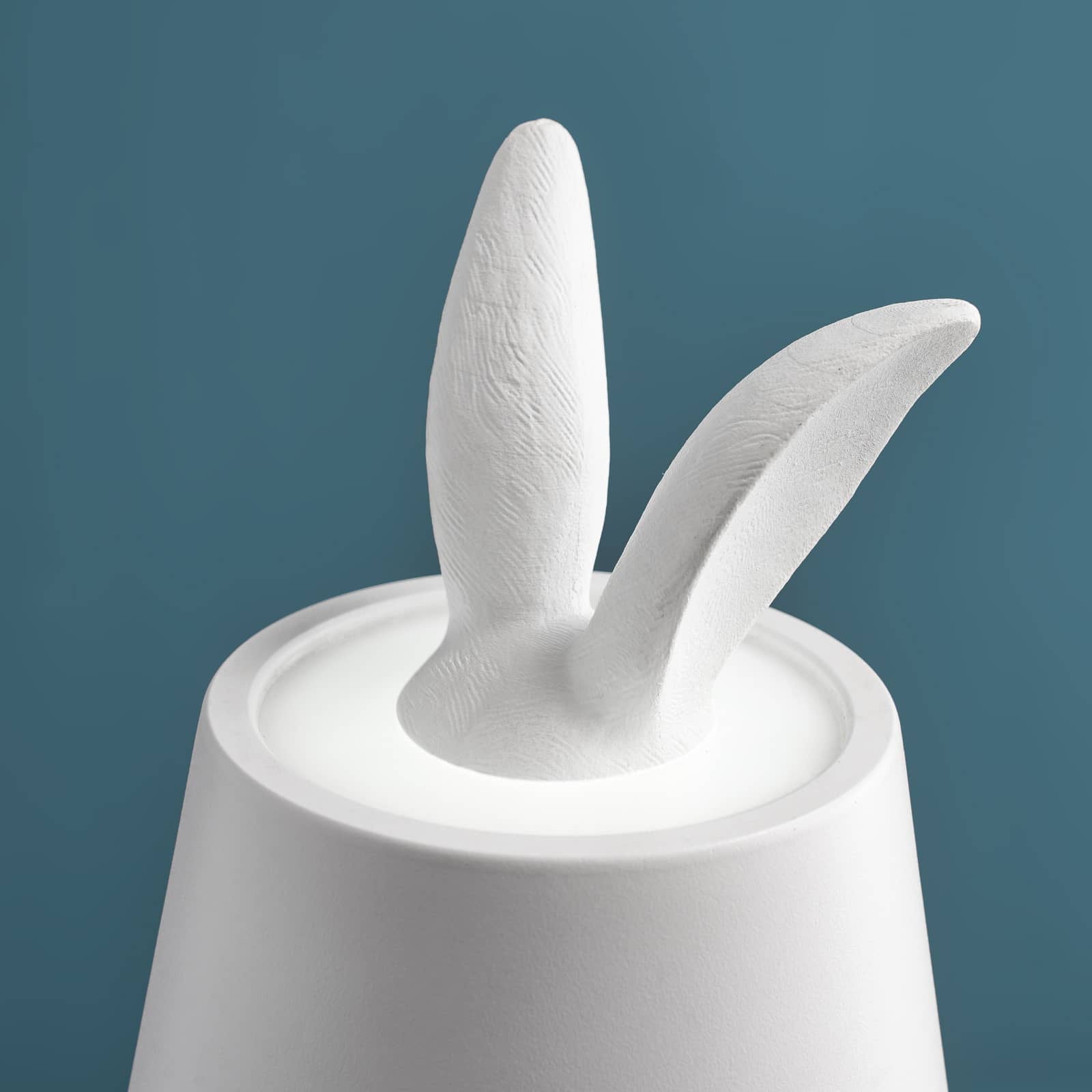 Bezdrátová stolní LED lampa Hiding Rabbit z kvalitního polyresinu v matně bílém provedení od prestižní značky WERNS - Waterfall Bathrooms
