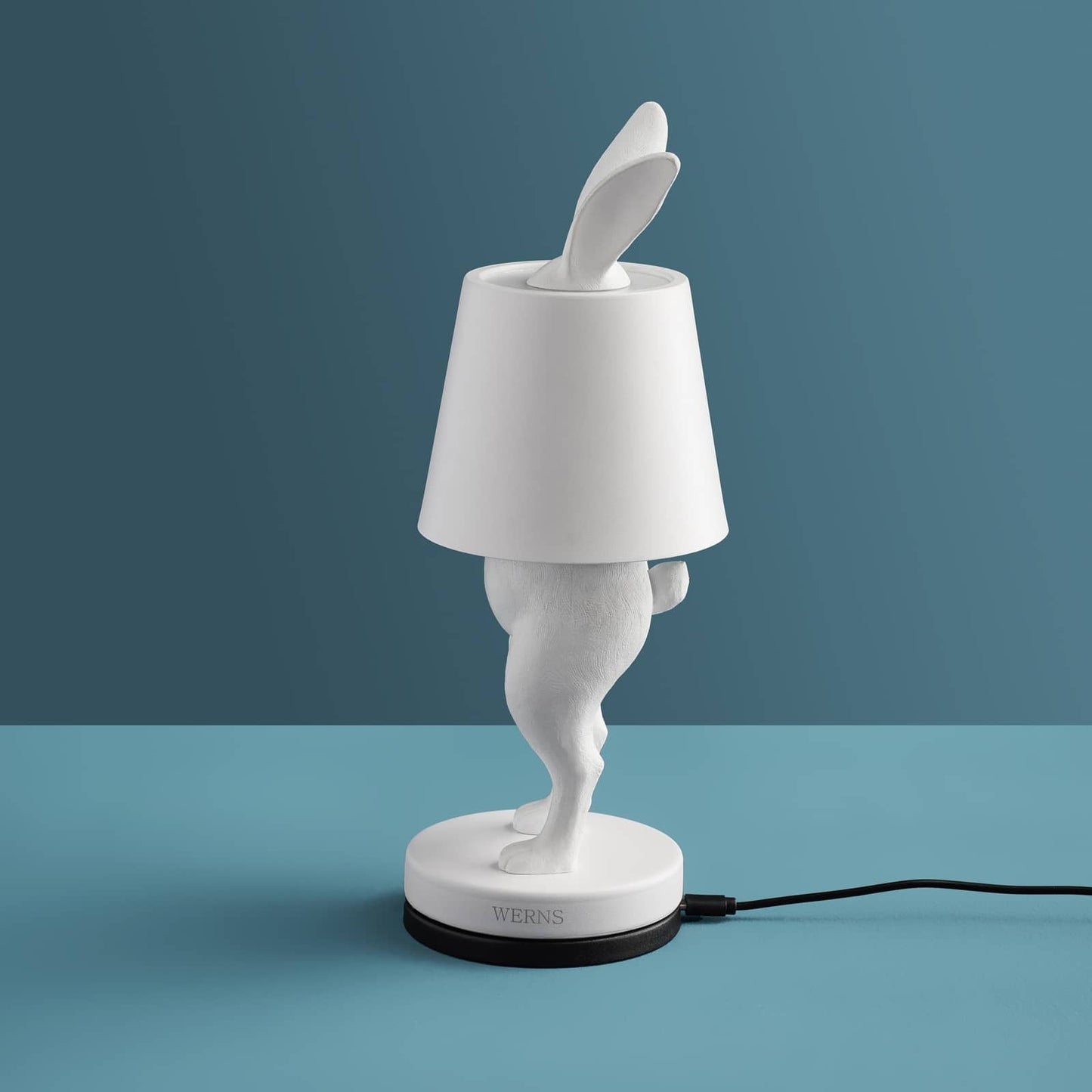 Bezdrátová stolní LED lampa Hiding Rabbit z kvalitního polyresinu v matně bílém provedení od prestižní značky WERNS - Waterfall Bathrooms