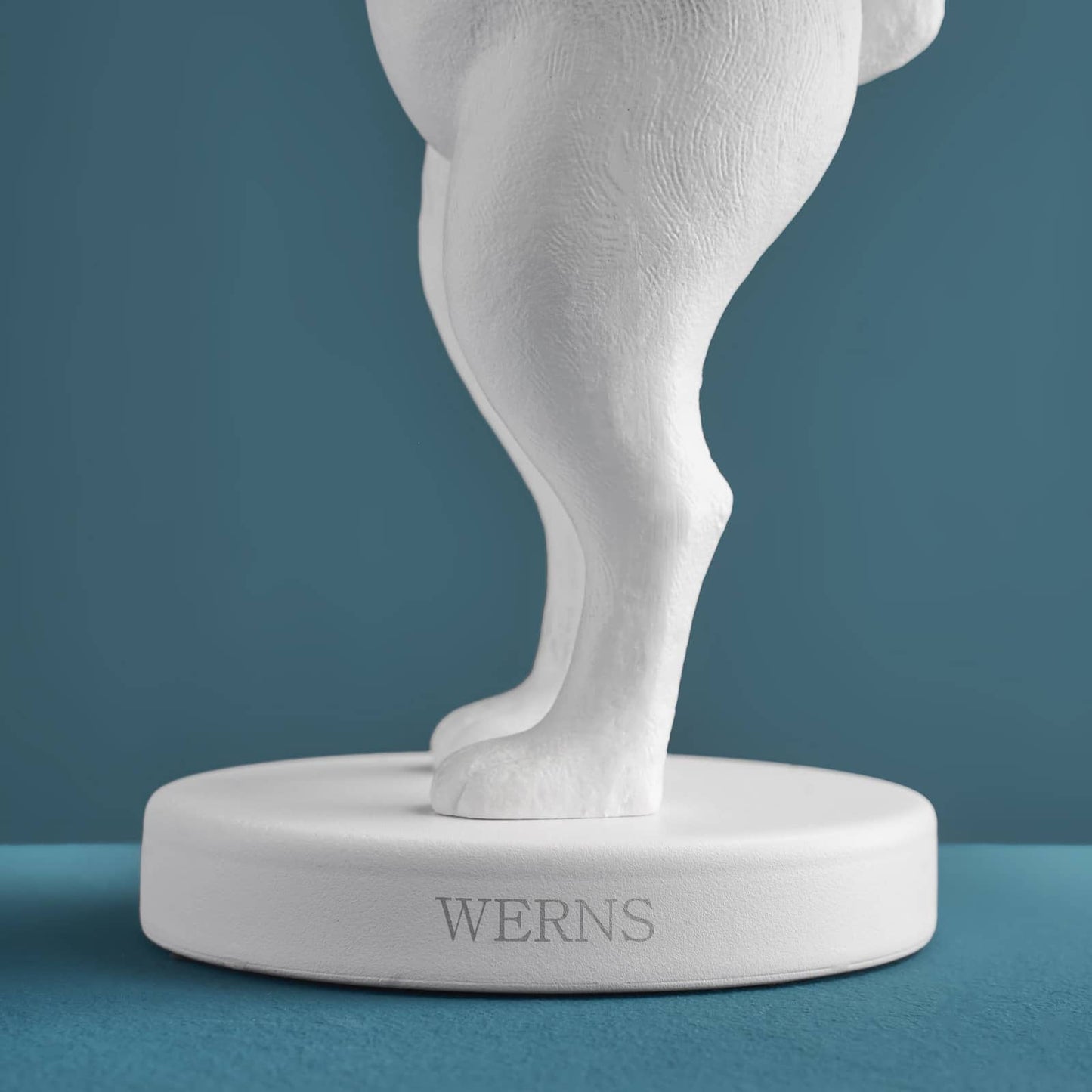 Bezdrátová stolní LED lampa Hiding Rabbit z kvalitního polyresinu v matně bílém provedení od prestižní značky WERNS - Waterfall Bathrooms
