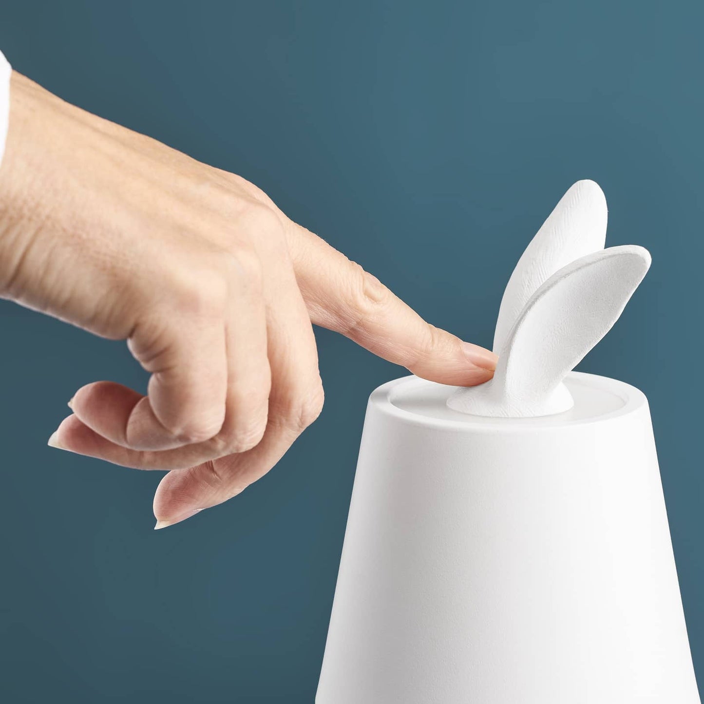 Bezdrátová stolní LED lampa Hiding Rabbit z kvalitního polyresinu v matně bílém provedení od prestižní značky WERNS - Waterfall Bathrooms