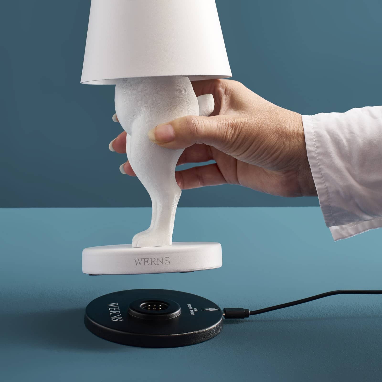 Bezdrátová stolní LED lampa Hiding Rabbit z kvalitního polyresinu v matně bílém provedení od prestižní značky WERNS - Waterfall Bathrooms