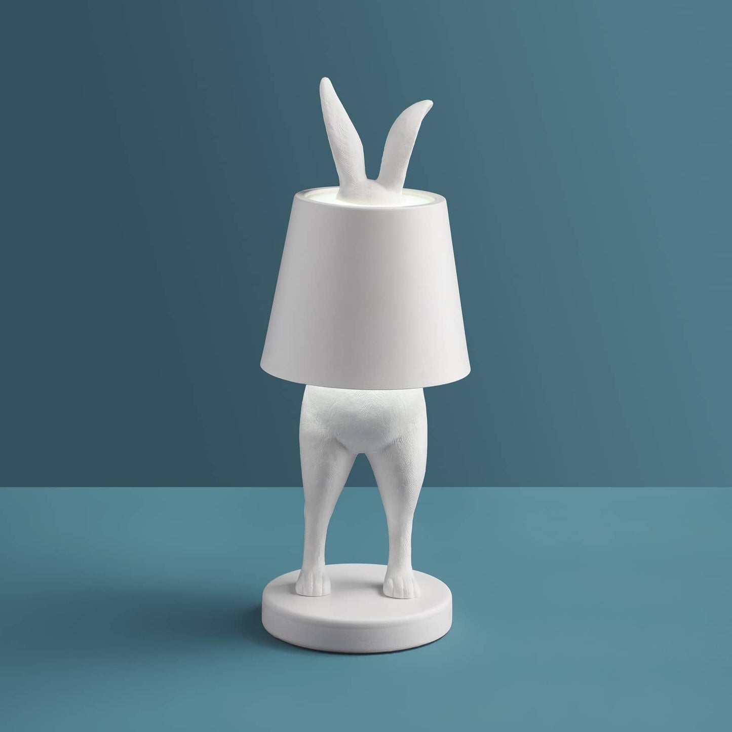 Bezdrátová stolní LED lampa Hiding Rabbit z kvalitního polyresinu v matně bílém provedení od prestižní značky WERNS - Waterfall Bathrooms
