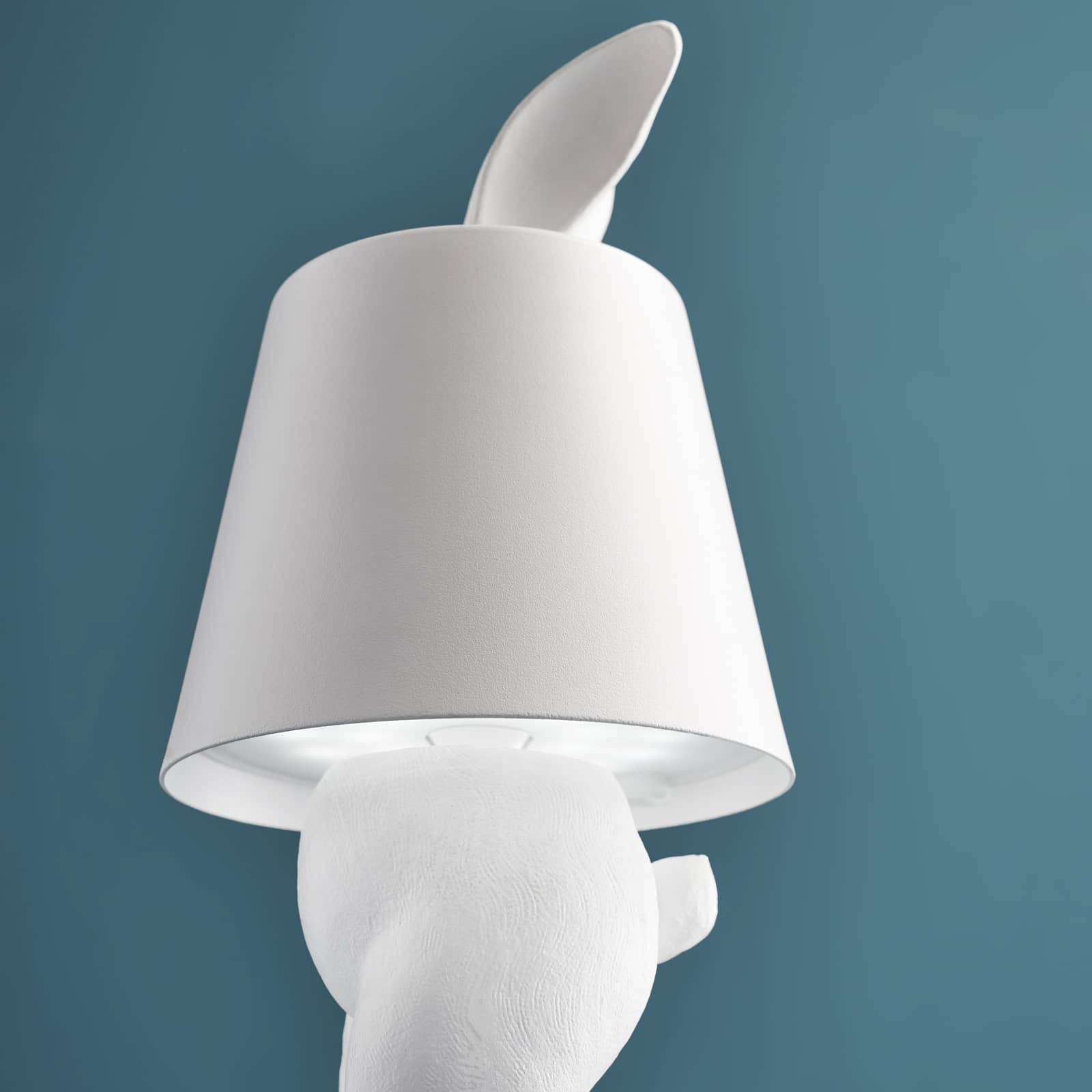 Bezdrátová stolní LED lampa Hiding Rabbit z kvalitního polyresinu v matně bílém provedení od prestižní značky WERNS - Waterfall Bathrooms
