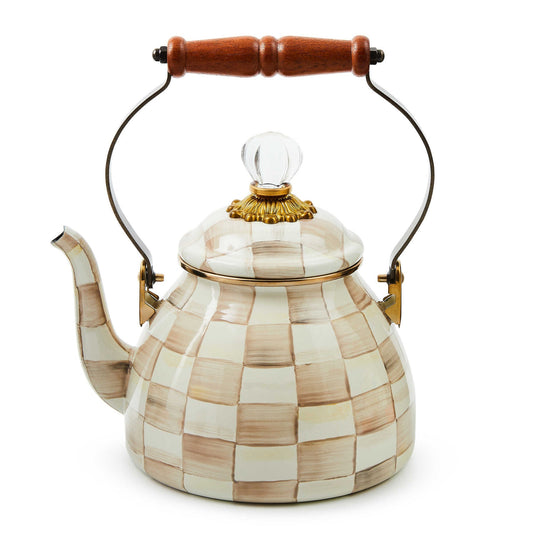 Čajová konvice Mocha Check (1,89 L) od MacKenzie-Childs, ručně malovaná, kávový kostkovaný vzor, Waterfall Bathrooms.
