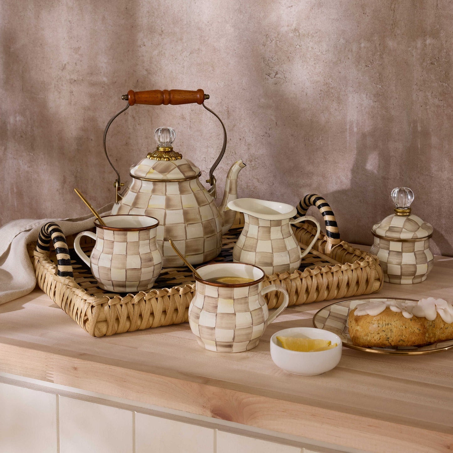 Čajová konvice Mocha Check (1,89 L) od MacKenzie-Childs, ručně malovaná, kávový kostkovaný vzor, Waterfall Bathrooms.
