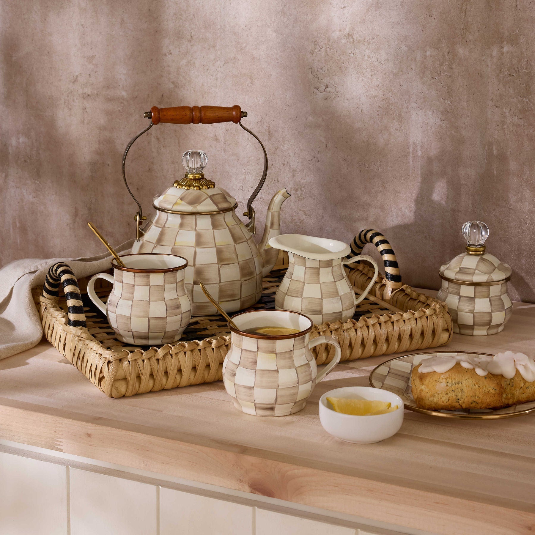 Čajová konvice Mocha Check (1,89 L) od MacKenzie-Childs, ručně malovaná, kávový kostkovaný vzor, Waterfall Bathrooms.
