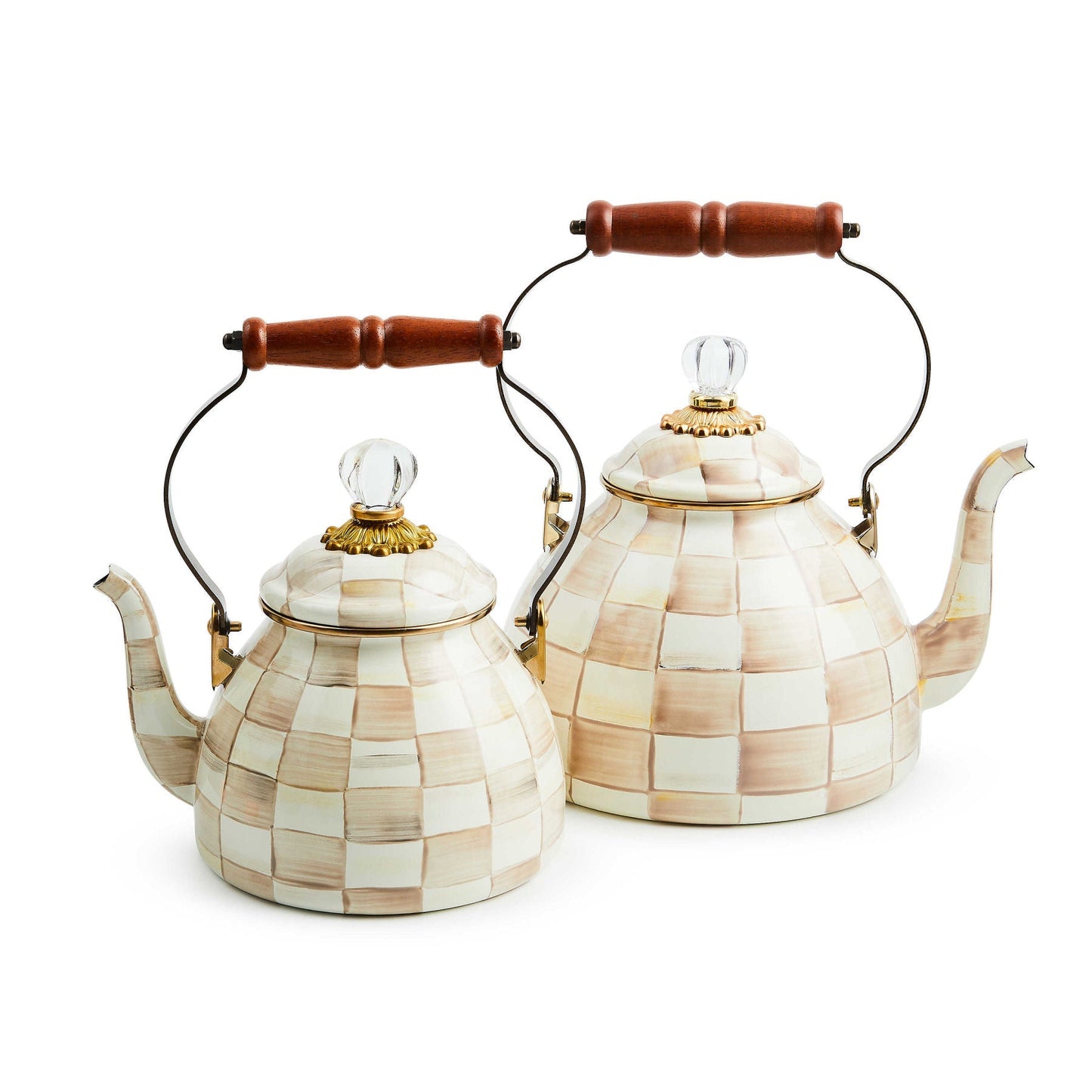 Čajová konvice Mocha Check (1,89 L) od MacKenzie-Childs, ručně malovaná, kávový kostkovaný vzor, Waterfall Bathrooms.

