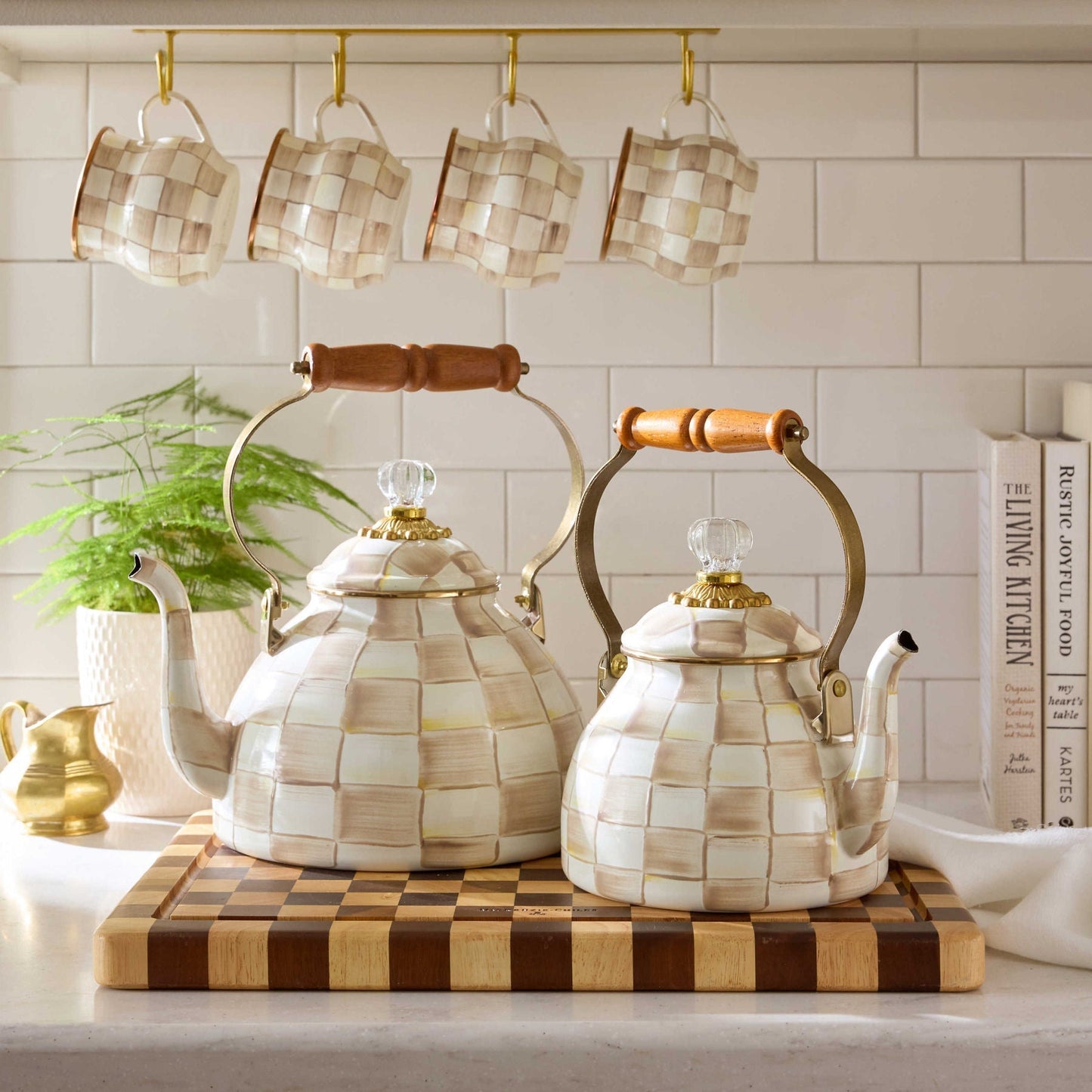 Čajová konvice Mocha Check (2,84 L) od MacKenzie-Childs, ručně malovaná, kávový kostkovaný vzor, Waterfall Bathrooms.
