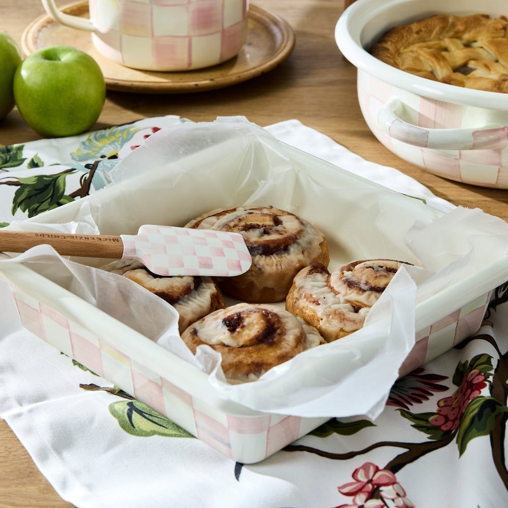 Čtvercová ocelová forma na pečení s ručně malovaným růžovým kostkovaným vzorem Rosy Check Square Baking Pan MacKenzie-Childs Waterfall Bathrooms