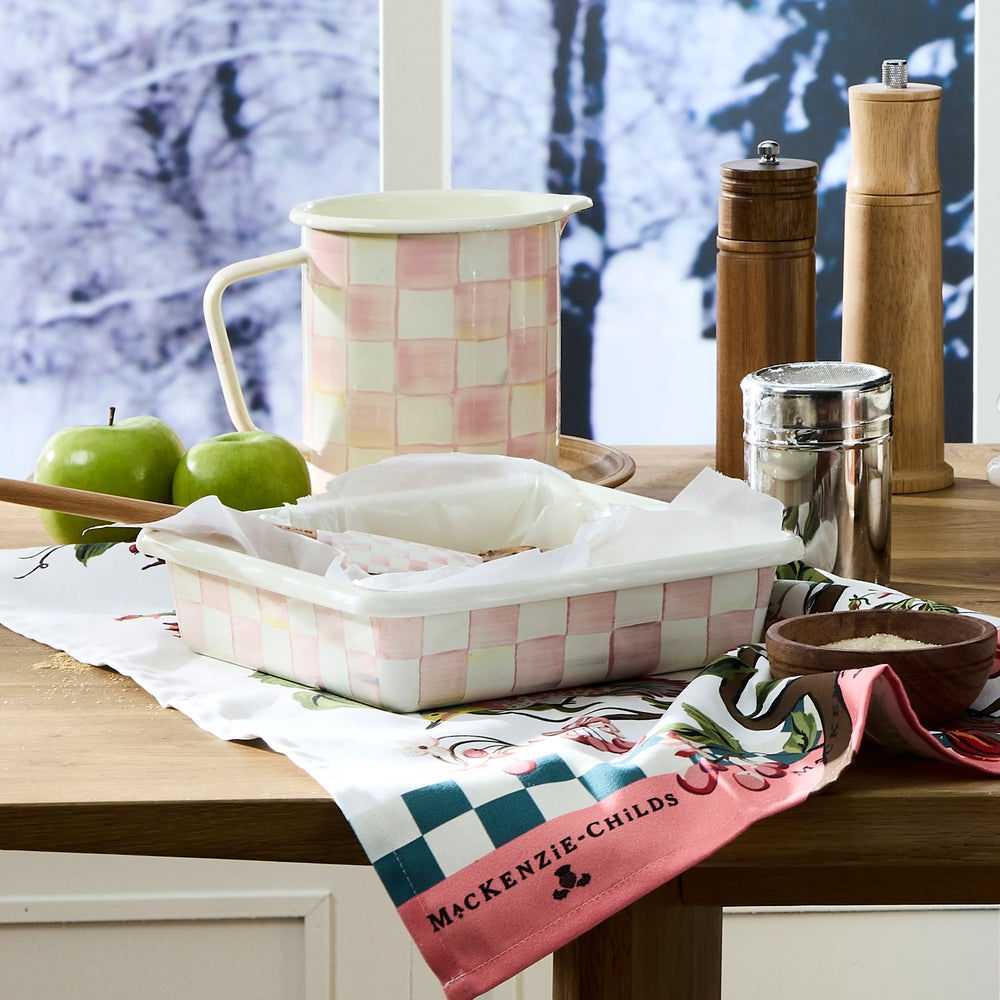 Čtvercová ocelová forma na pečení s ručně malovaným růžovým kostkovaným vzorem Rosy Check Square Baking Pan MacKenzie-Childs Waterfall Bathrooms