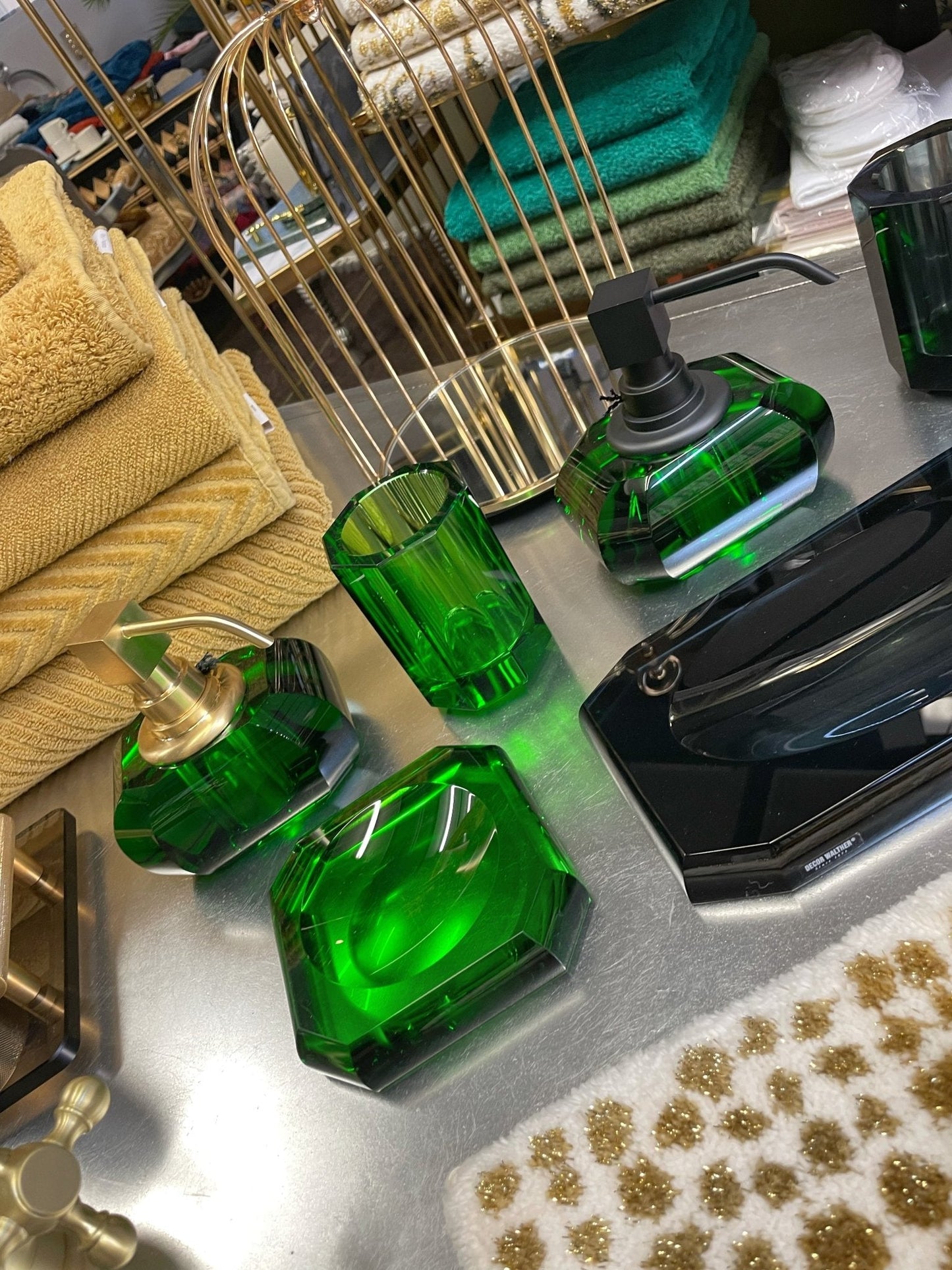 Luxusní dávkovač tekutého mýdla KRISTALL od Decor Walther, tmavě zelené křišťálové sklo, černá povrchová úprava, Waterfall Bathrooms.
