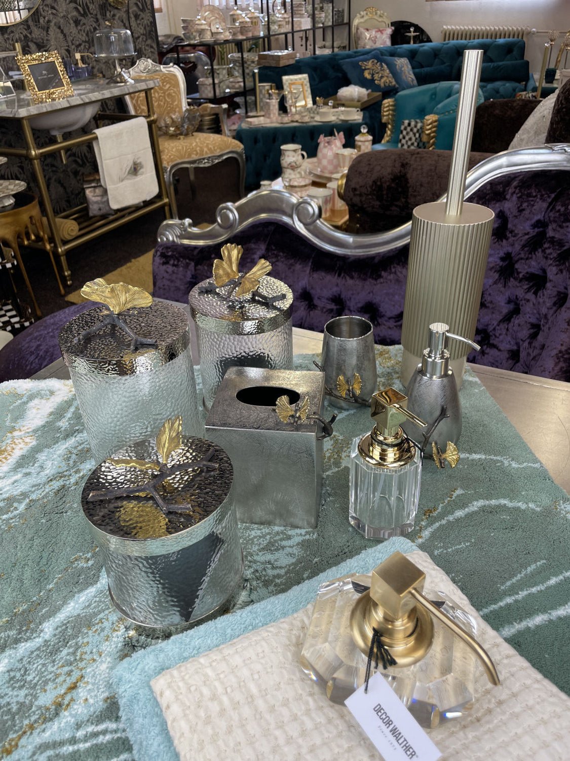 Luxusní dávkovač tekutého mýdla KRISTALL II od Decor Walther, čiré křišťálové sklo, zlatá povrchová úprava, Waterfall Bathrooms.
