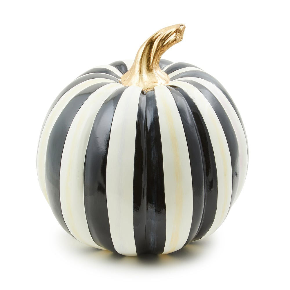 Dekorace střední dýně Glossy Courtly Stripe od MacKenzie-Childs s černobílým pruhovaným vzorem a zlatou stopkou, Waterfall Bathrooms.
