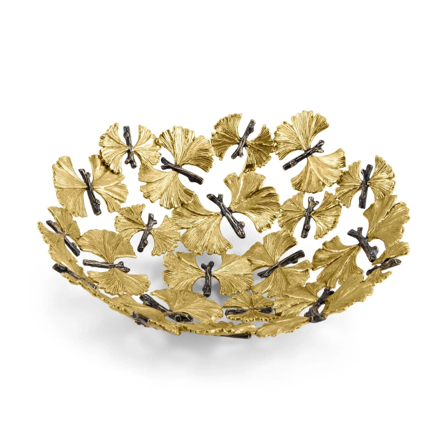 Dekorativní mísa Butterfly Ginkgo od Michael Aram, vyrobená z přírodní a oxidované mosazi, s motivem motýlích křídel Ginkgo, Waterfall Bathrooms.
