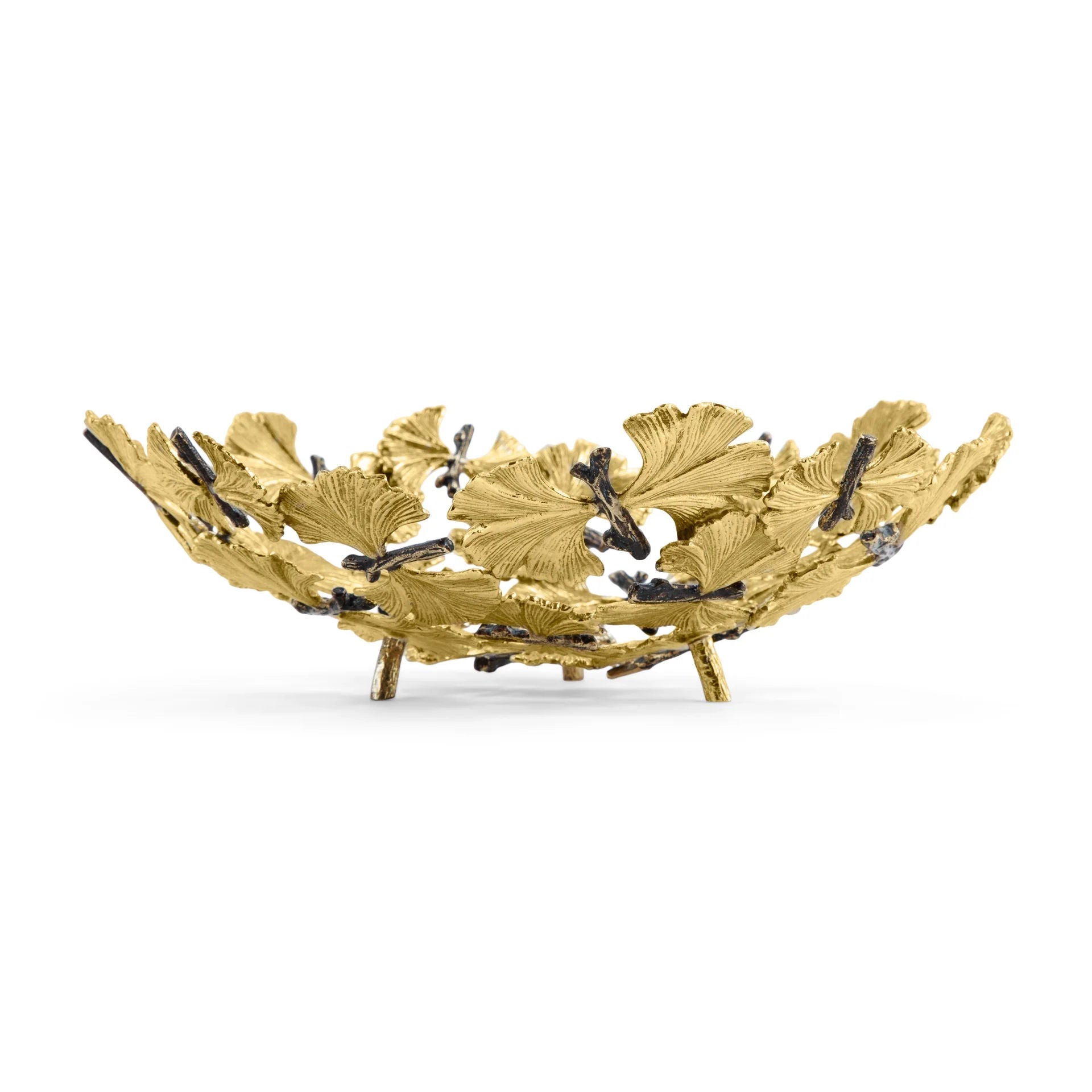 Dekorativní mísa Butterfly Ginkgo od Michael Aram, vyrobená z přírodní a oxidované mosazi, s motivem motýlích křídel Ginkgo, Waterfall Bathrooms.

