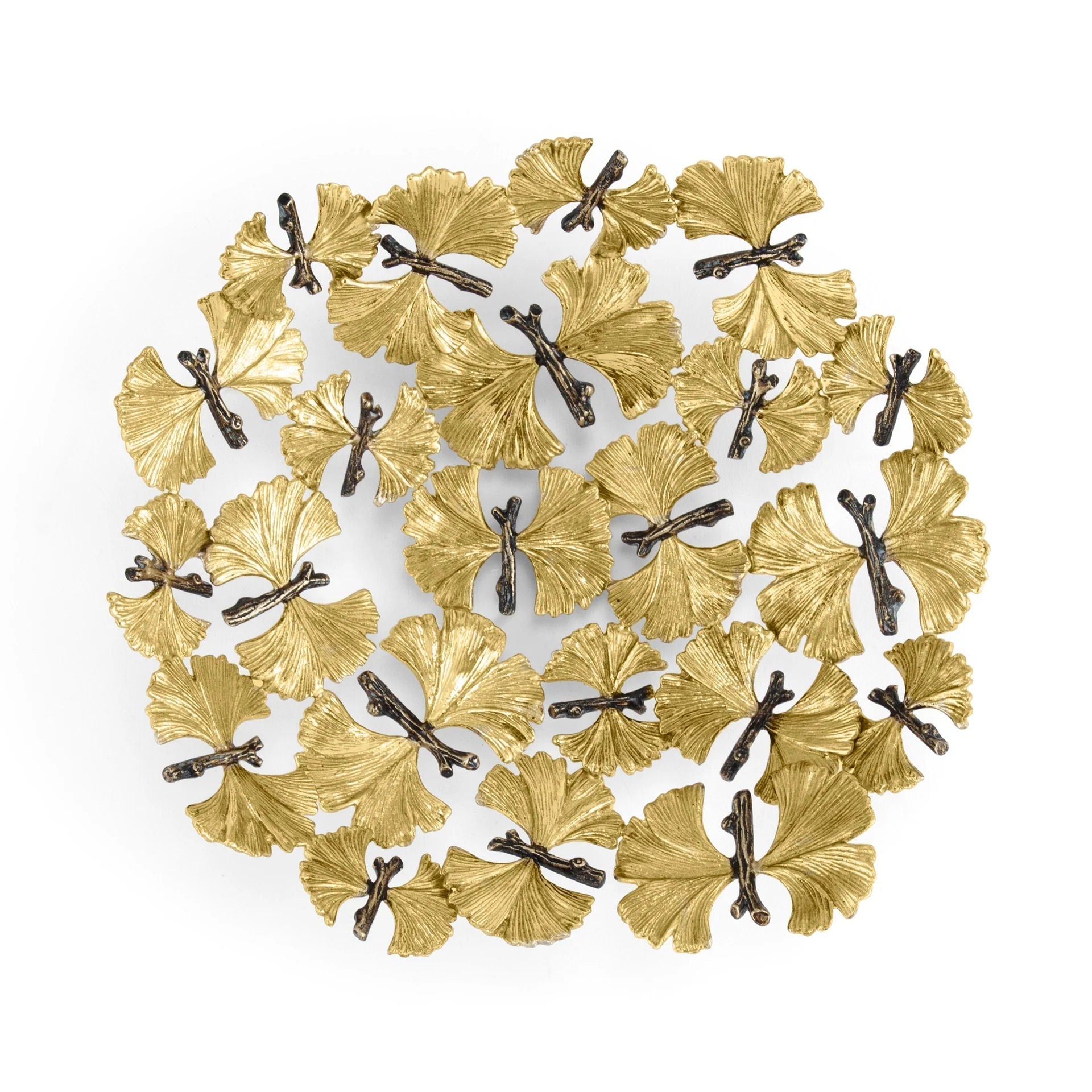 Dekorativní mísa Butterfly Ginkgo od Michael Aram, vyrobená z přírodní a oxidované mosazi, s motivem motýlích křídel Ginkgo, Waterfall Bathrooms.
