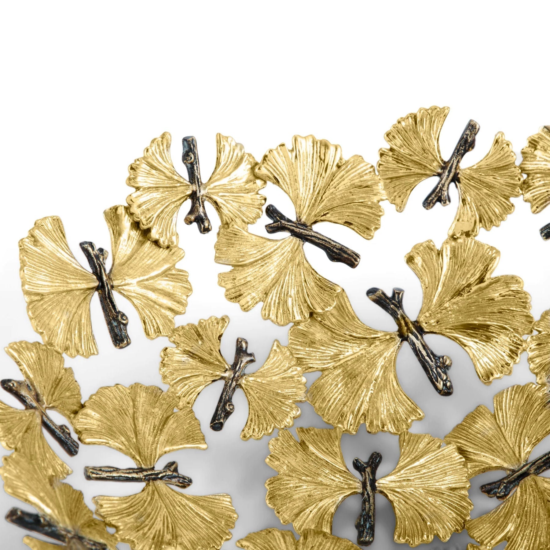 Dekorativní mísa Butterfly Ginkgo od Michael Aram, vyrobená z přírodní a oxidované mosazi, s motivem motýlích křídel Ginkgo, Waterfall Bathrooms.
