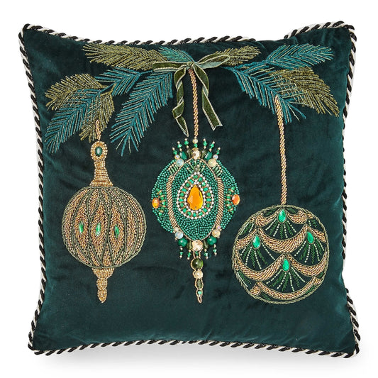 Luxusní smaragdově zelený sametový polštář Emerald Ornaments s bohatou dekorativní výšivkou přináší do interiéru výjimečnou eleganci - Waterfall Bathrooms