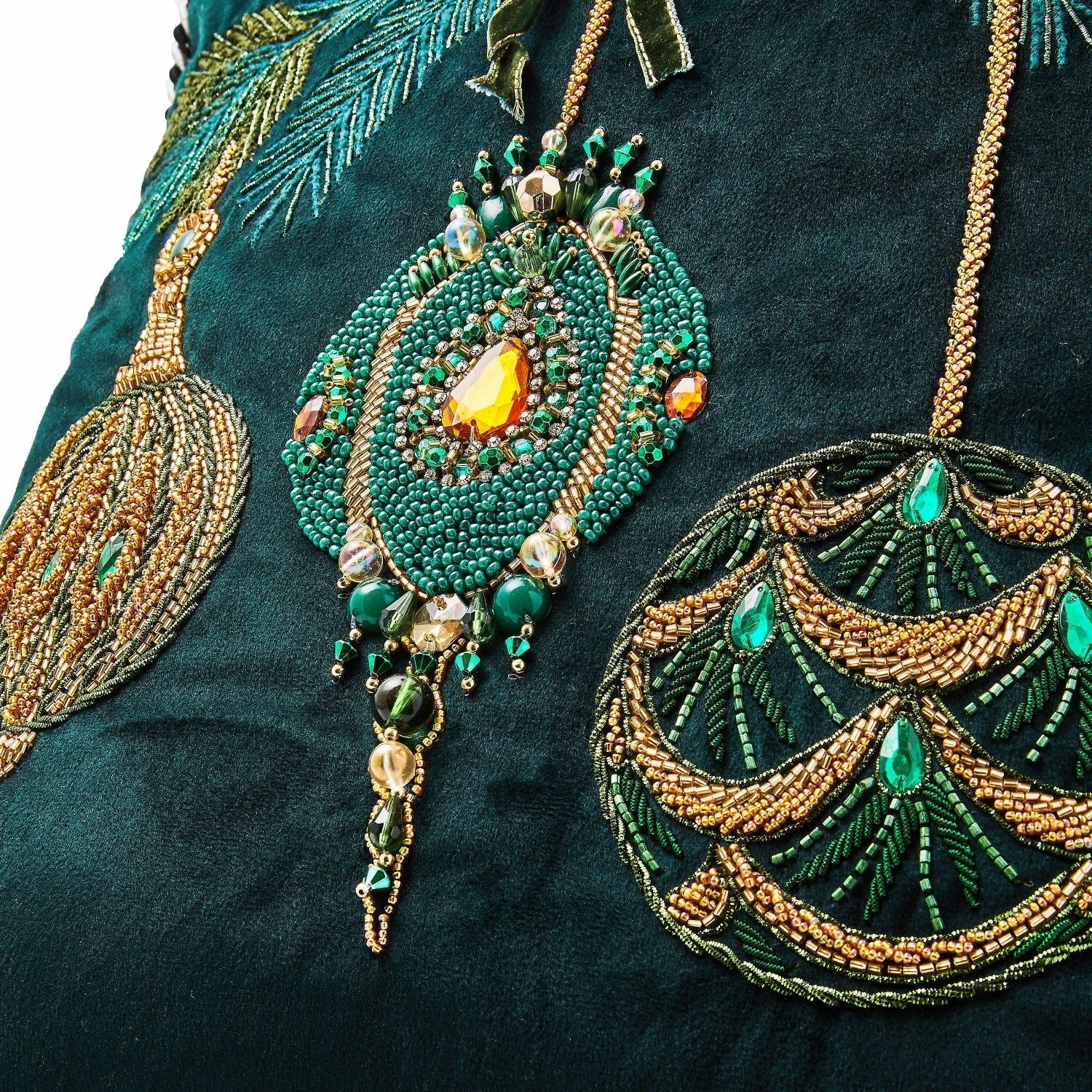 Luxusní smaragdově zelený sametový polštář Emerald Ornaments s bohatou dekorativní výšivkou přináší do interiéru výjimečnou eleganci - Waterfall Bathrooms